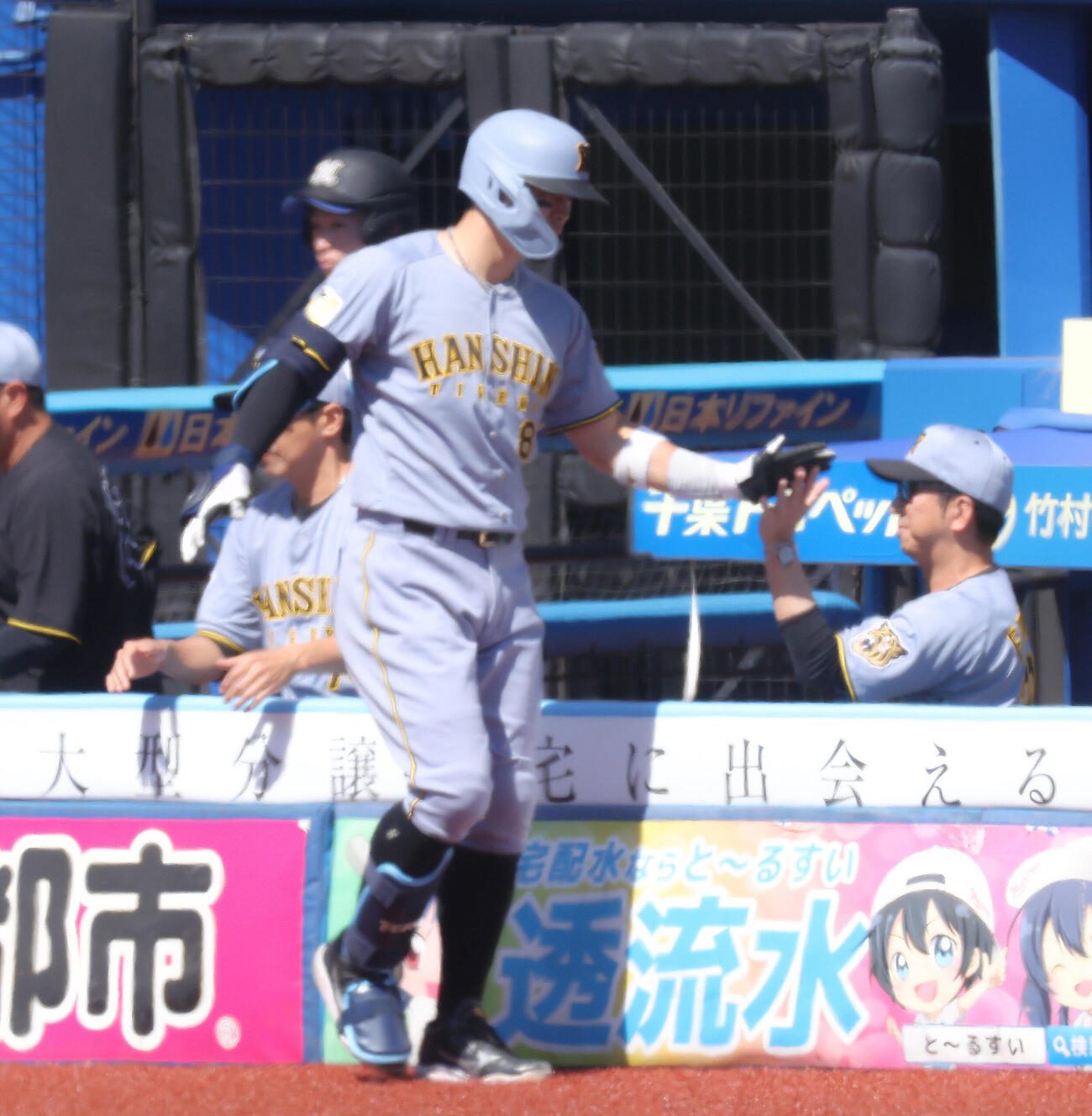 ロッテ対阪神　1回表阪神2死、右越え先制ソロ本塁打で生還する佐藤輝明（左）を迎える藤川球児監督（撮影・河田真司）