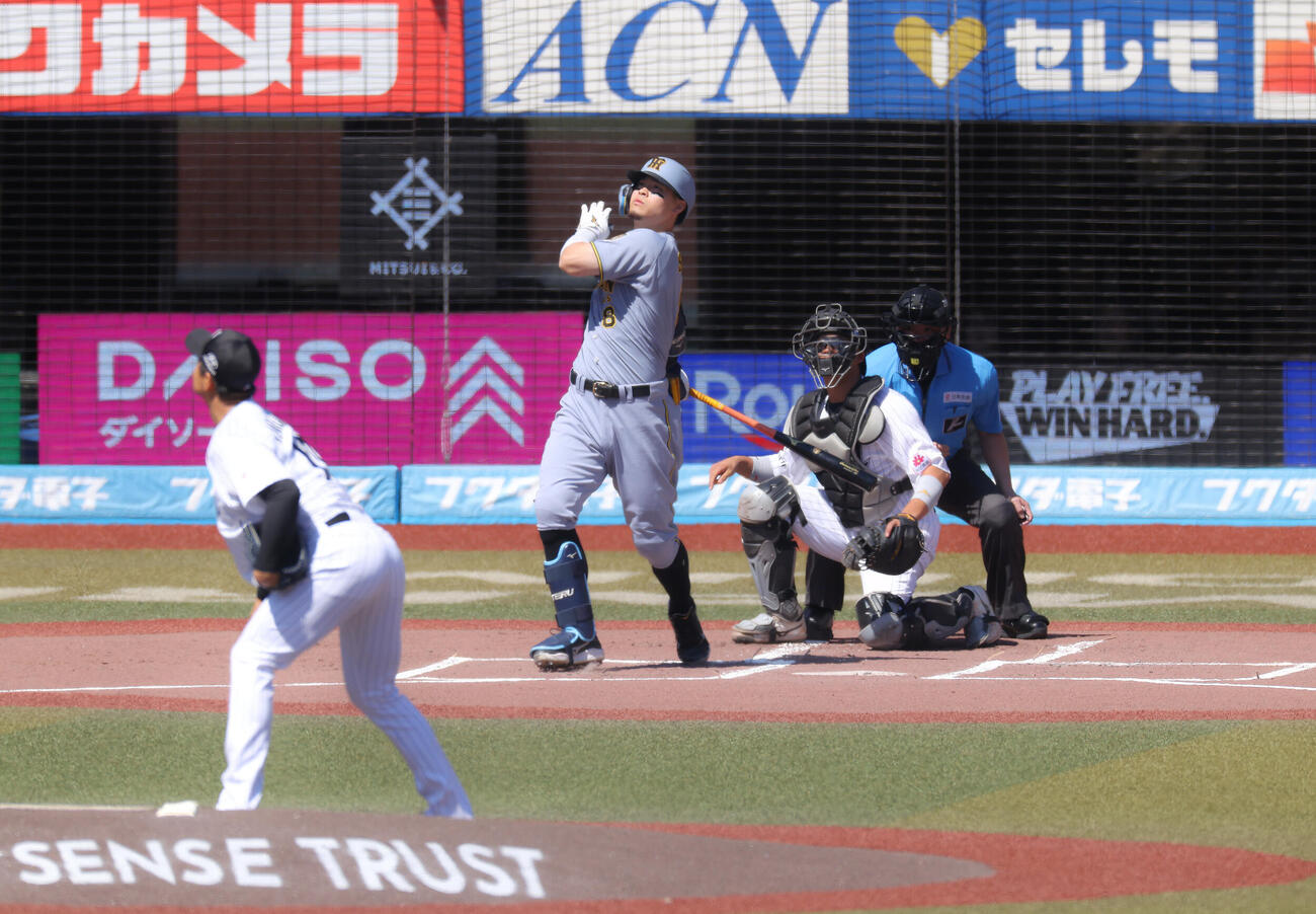 ロッテ対阪神　1回表阪神2死、右越え先制ソロ本塁打を放つ佐藤輝明。投手唐川侑己（撮影・河田真司）