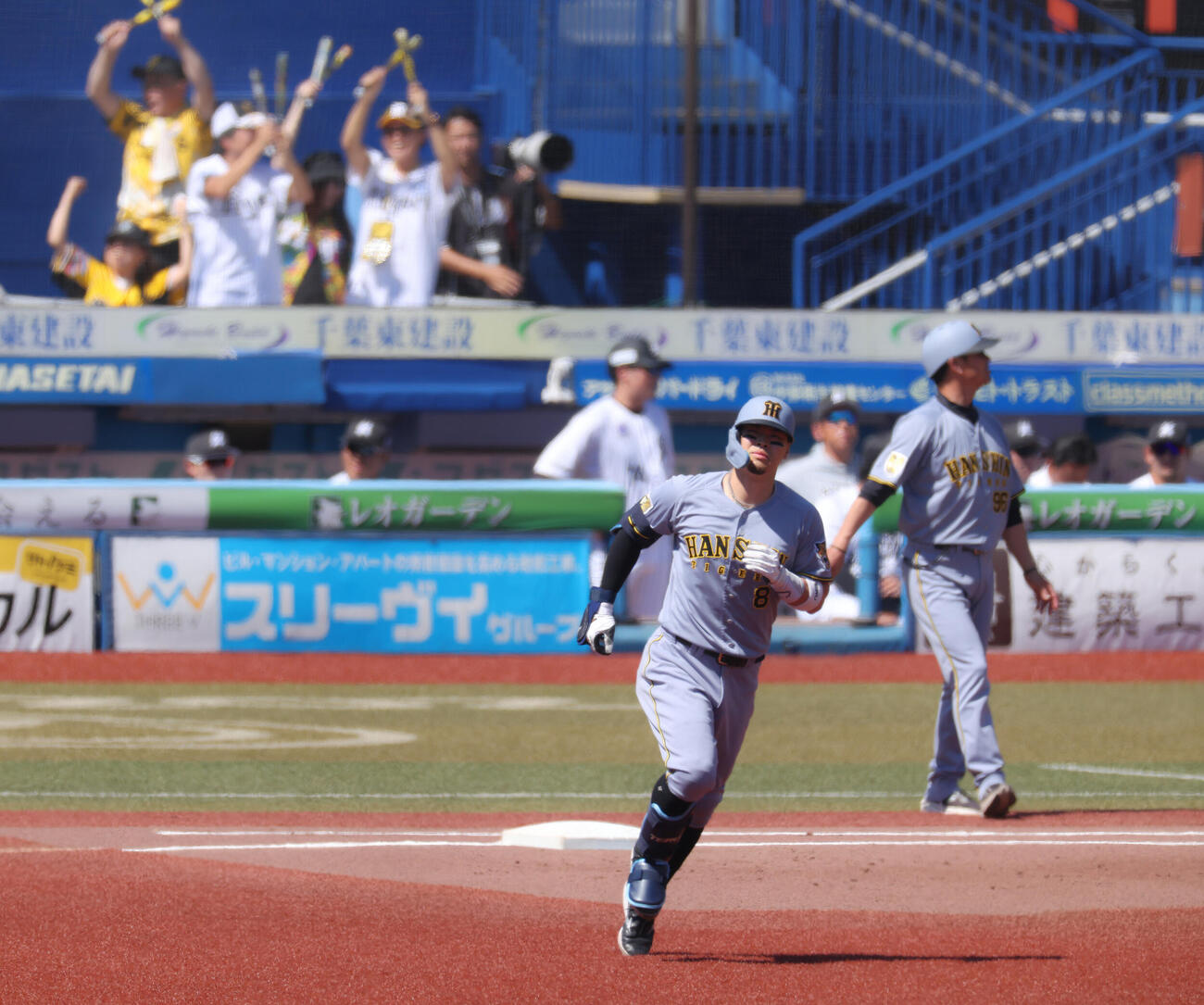ロッテ対阪神　1回表阪神2死、右越え先制ソロ本塁打を放ちダイヤモンドを回る佐藤輝明（撮影・河田真司）