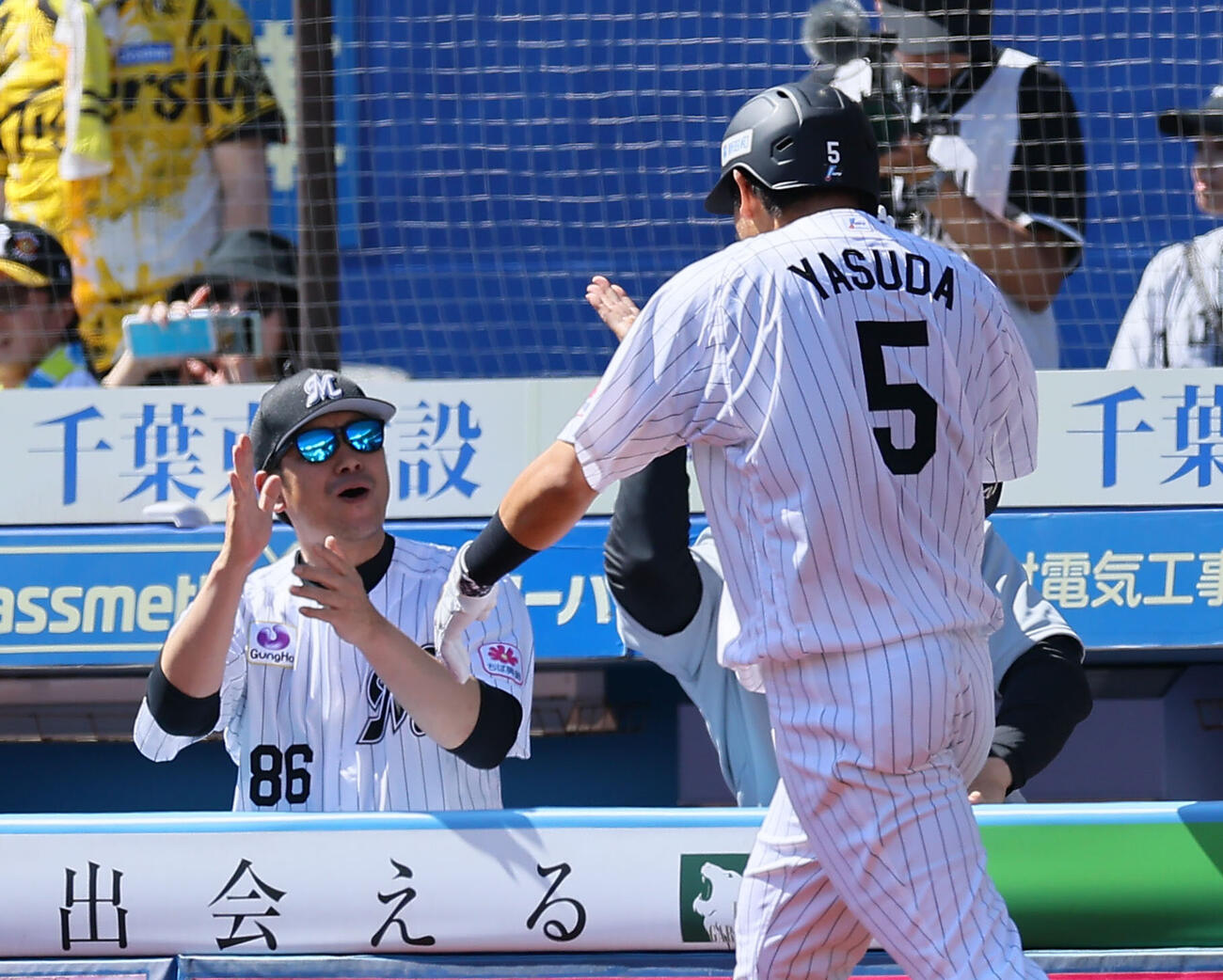 ロッテ対阪　2回裏ロッテ2死、本塁打を放った安田尚憲を出迎えるサブロー監督（撮影・藤尾明華）＝2026年5月30日、ZOZOマリンスタジアム