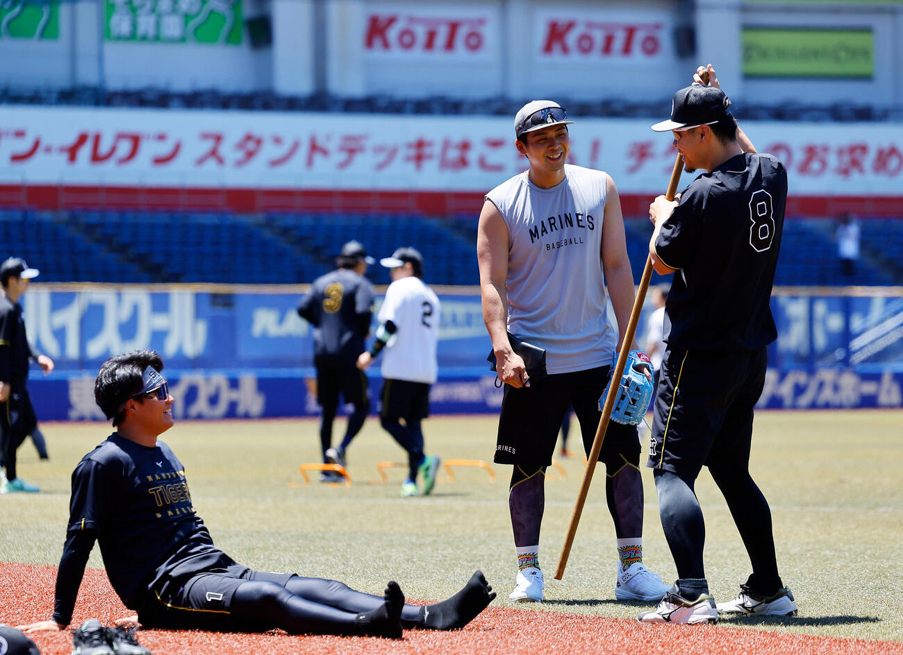 ロッテ対阪神　談笑する阪神森下翔太（左）、佐藤輝明（右）、ロッテ井上広大（撮影・藤尾明華）