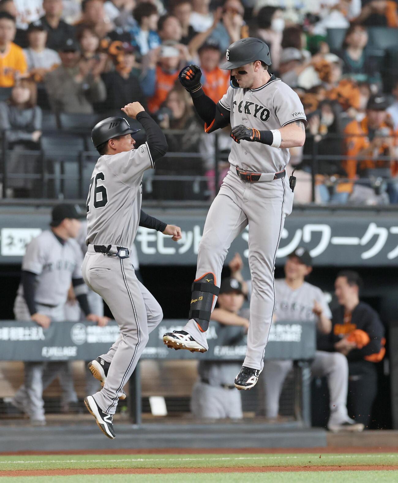 日本ハム対巨人　2回表巨人無死、本塁打を放ちジャンプするキャベッジ（右）（撮影・黒川智章）