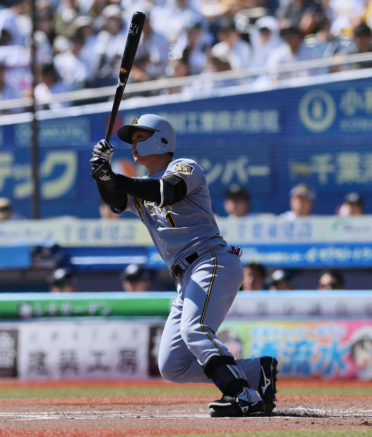 ロッテ対阪神　1回表阪神2死、先制ソロ本塁打を放つ佐藤輝明（撮影・増田悦実）