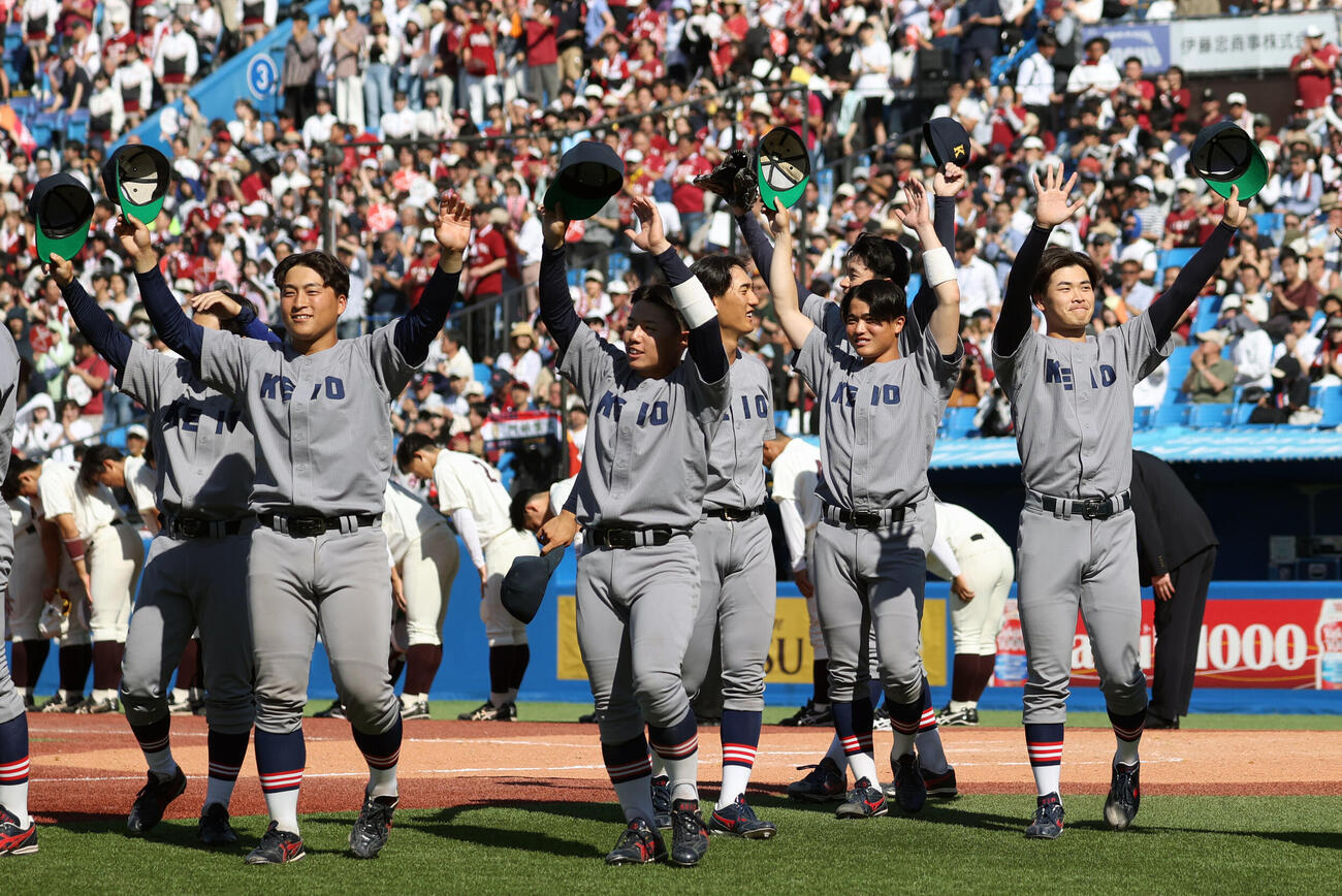 6大学野球　早大対慶大　勝利した慶大･渡辺和大（右端）とナインはスタンドの声援に応える（撮影・柴田隆二）