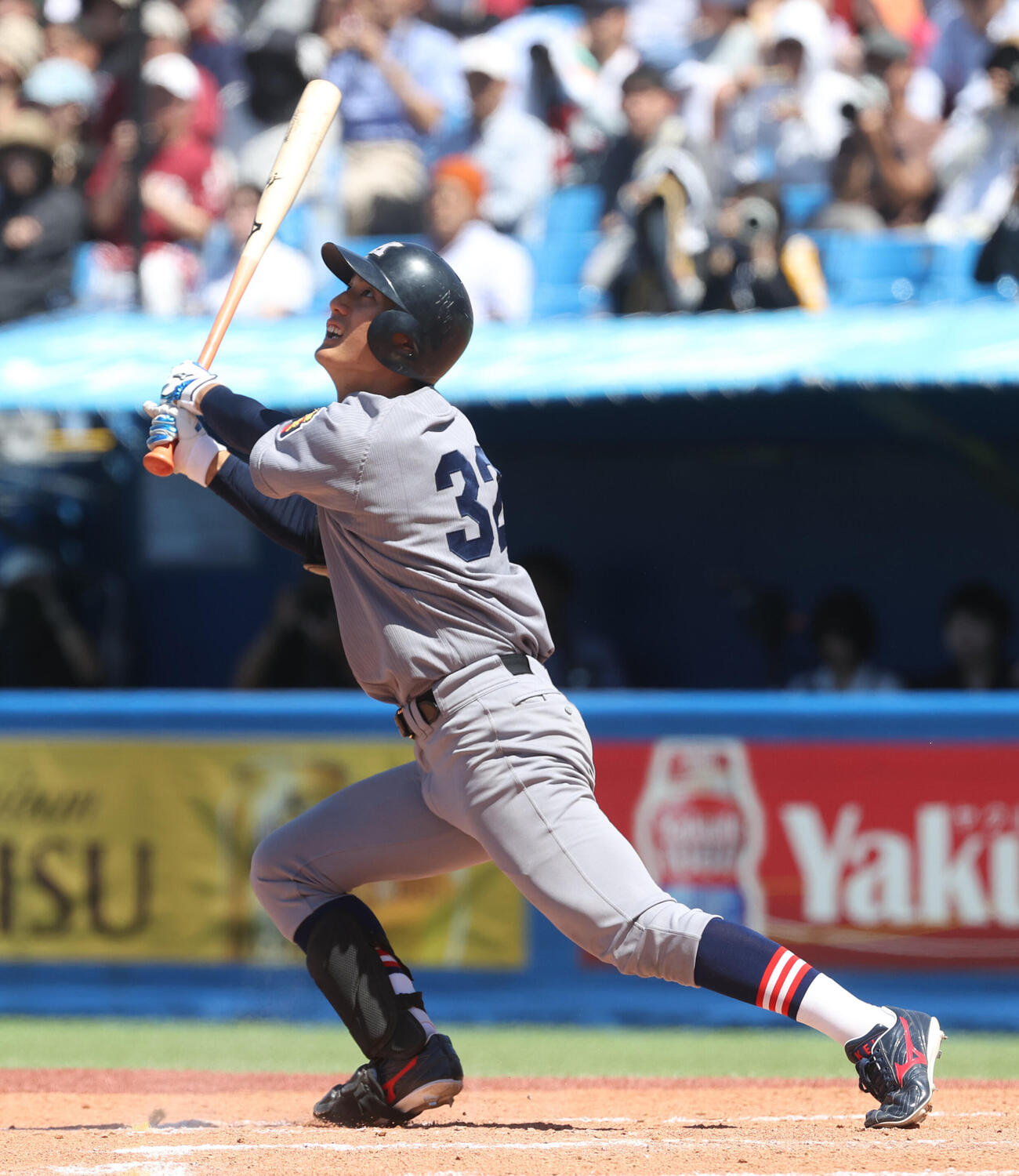6大学野球　早大対慶大　2回裏慶大1死、三塁、八木陽は犠飛を放つ（撮影・柴田隆二）