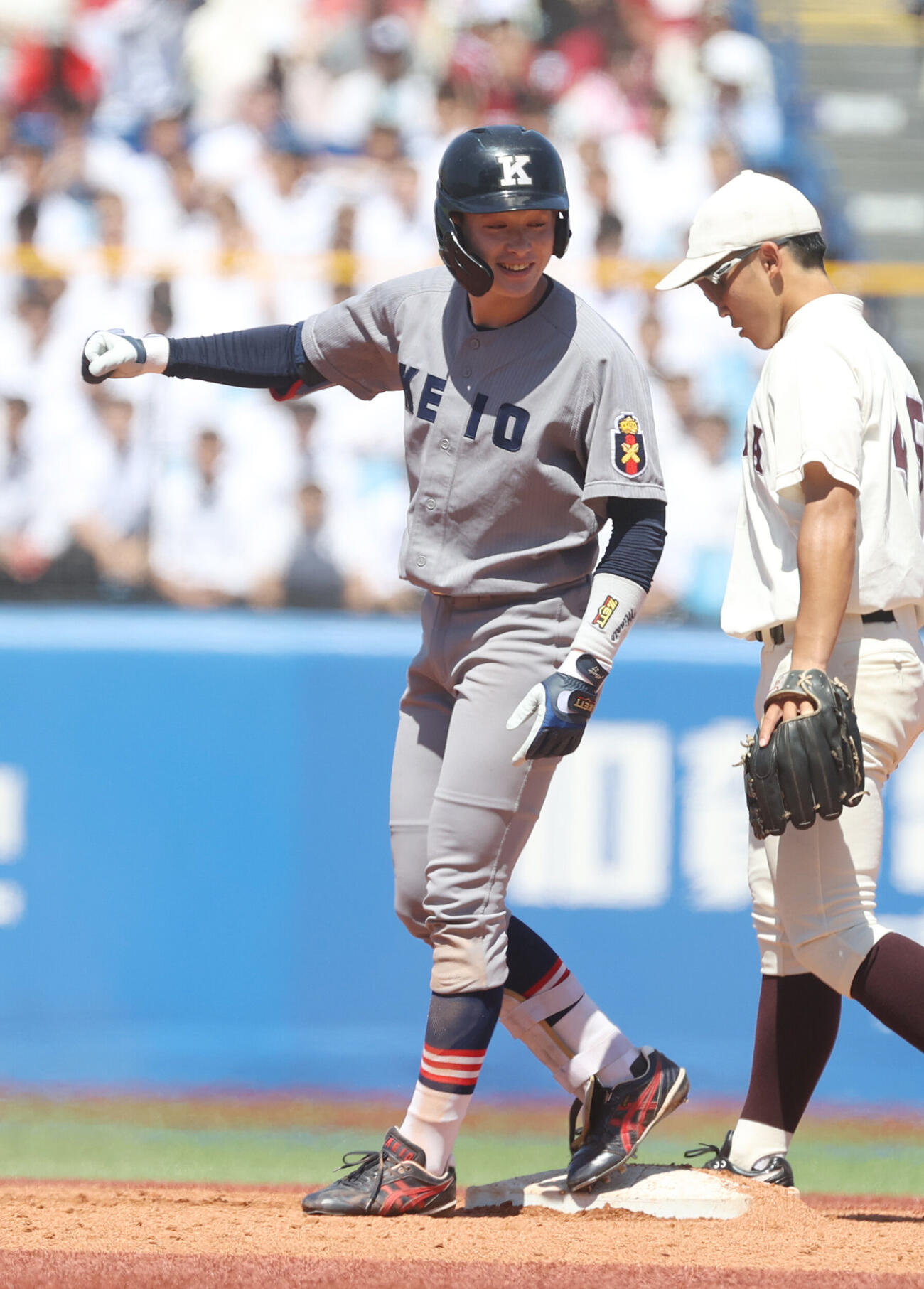 6大学野球　早大対慶大　2回裏慶大2死一、三塁、丸田湊斗は適時二塁打を放ちガッツポーズする（撮影・柴田隆二）