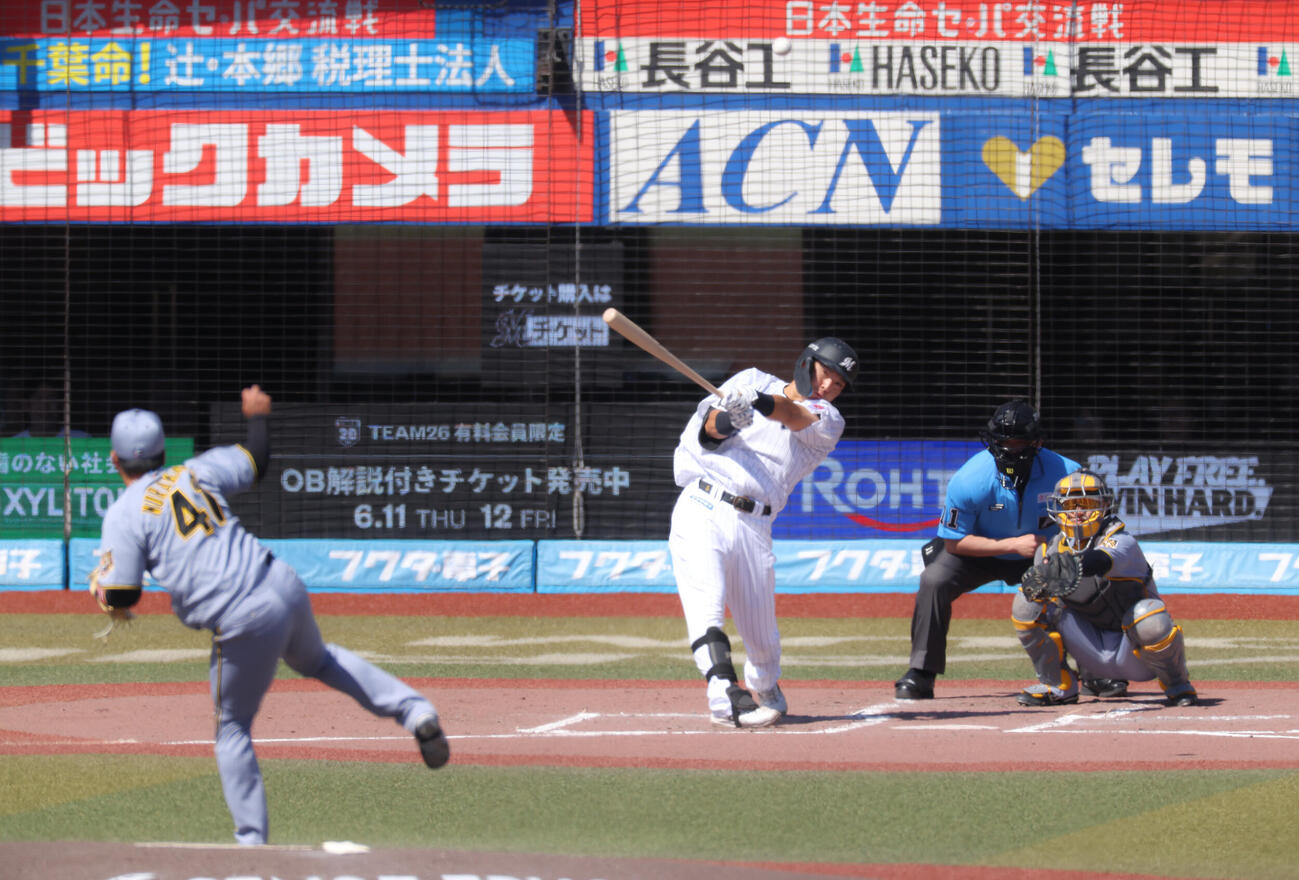 ロッテ対阪神　2回裏ロッテ2死、中越え同点ソロ本塁打を放つ安田尚憲。投手村上頌樹（撮影・河田真司）