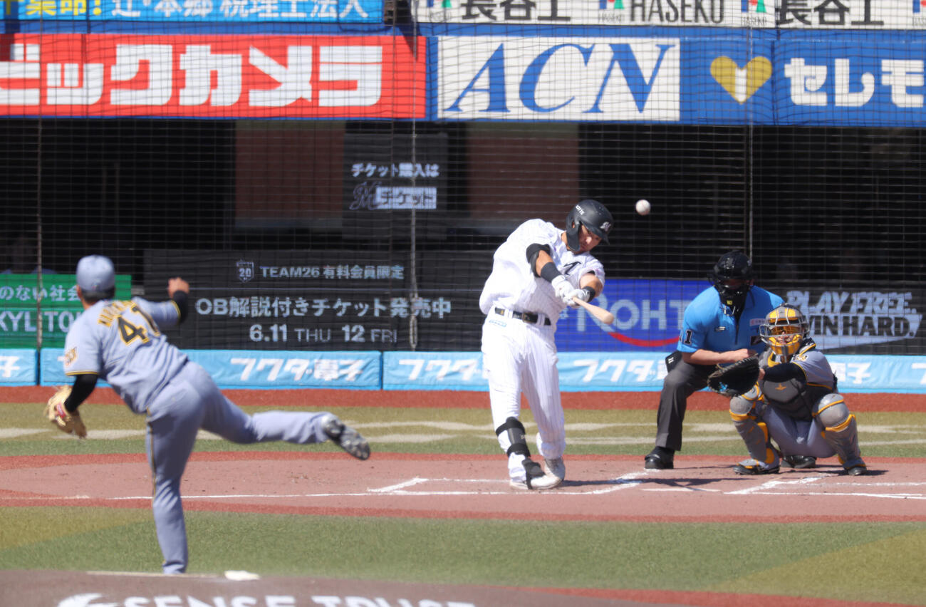 ロッテ対阪神　2回裏ロッテ2死、中越え同点ソロ本塁打を放つ安田尚憲。投手村上頌樹（撮影・河田真司）