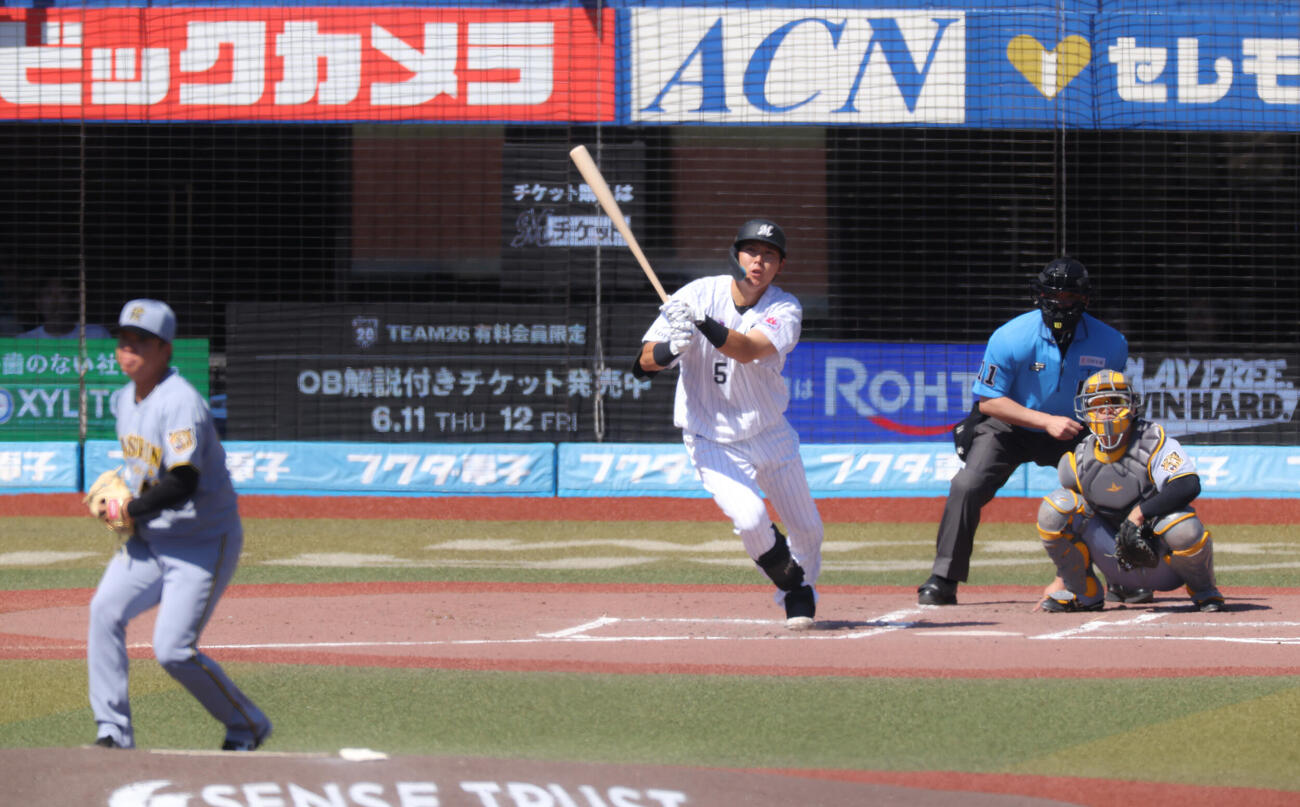 ロッテ対阪神　2回裏ロッテ2死、中越え同点ソロ本塁打を放つ安田尚憲。投手村上頌樹（撮影・河田真司）