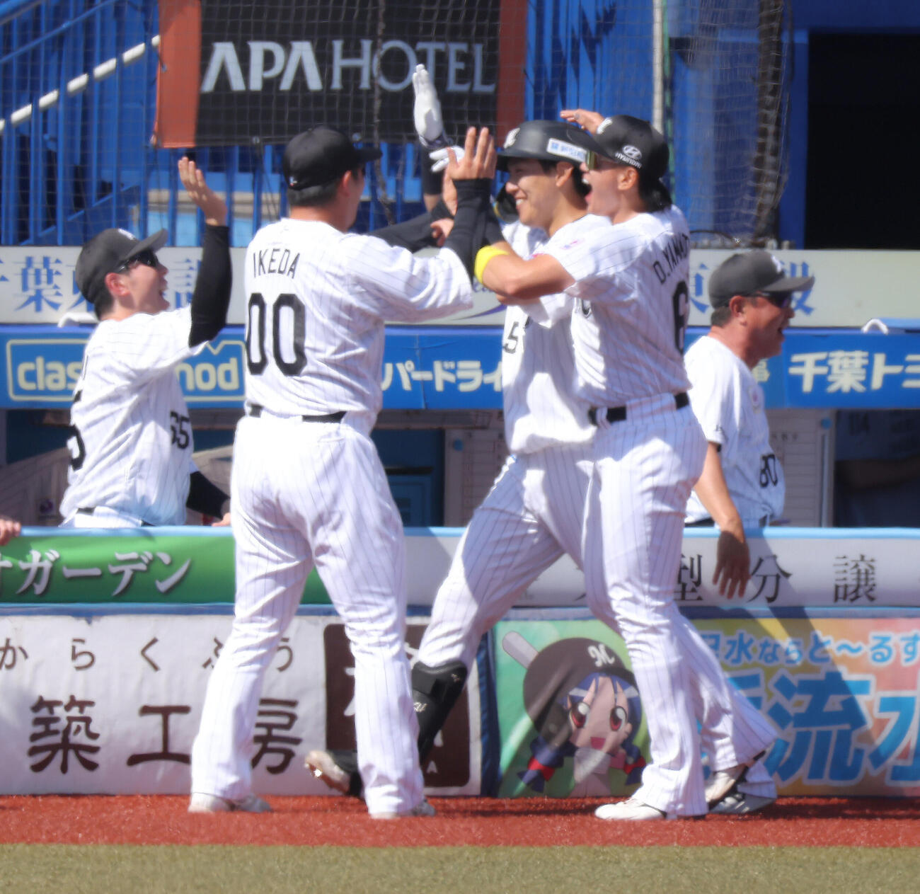 ロッテ対阪神　2回裏ロッテ2死、中越え同点ソロ本塁打で生還し、チームメートに迎えられる安田尚憲（中央）（撮影・河田真司）