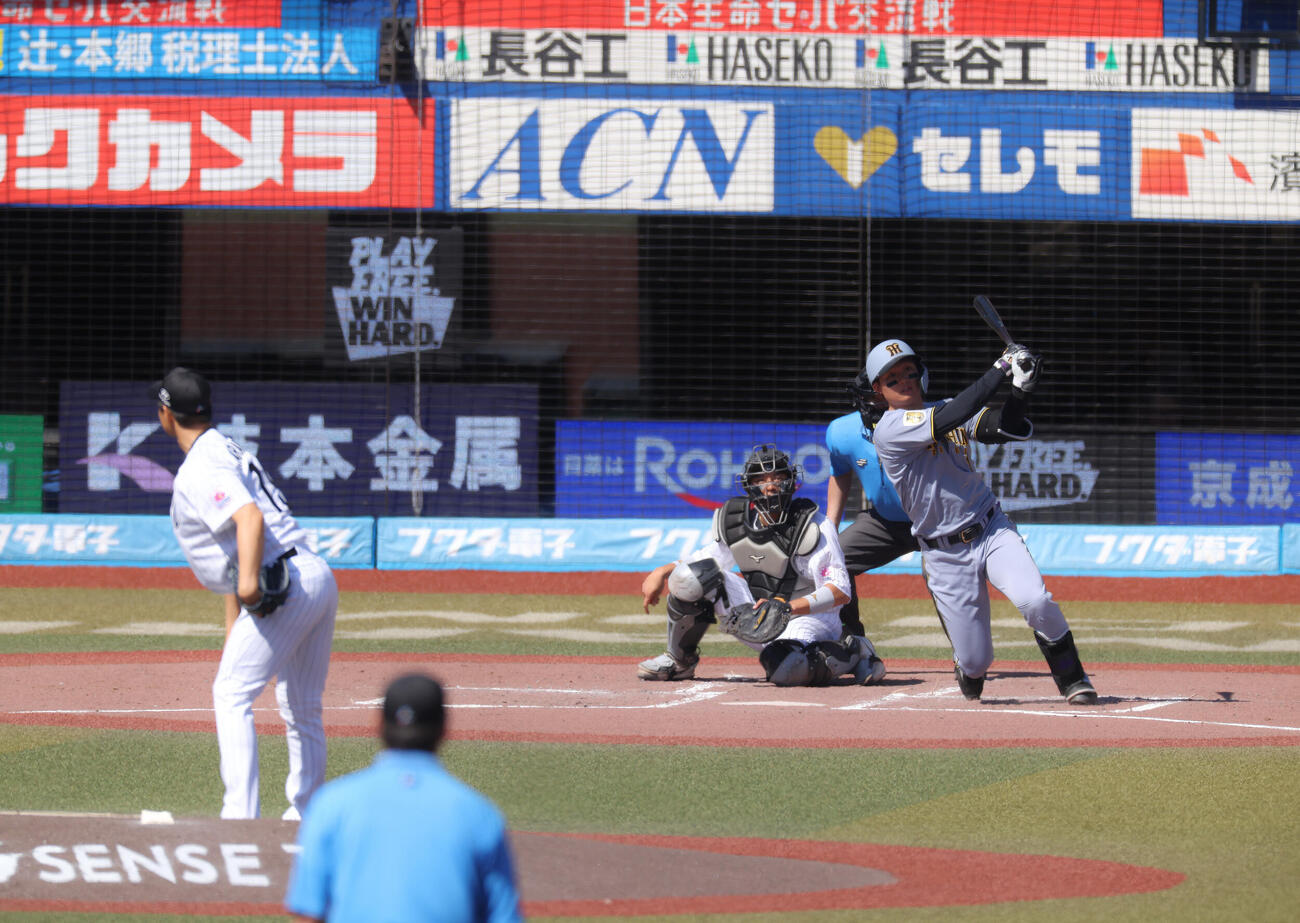 ロッテ対阪神　3回表阪神2死一塁、左越え2点本塁打を放つ森下翔太。投手唐川侑己（撮影・河田真司）