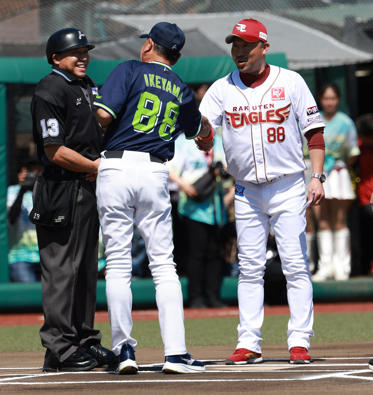 交流戦　..楽天対ヤクルト　試合前、メンバー表交換をするヤクルト池山隆寛監督（左）と楽天三木肇監督（撮影・水谷安孝）..＝2026年5月30日