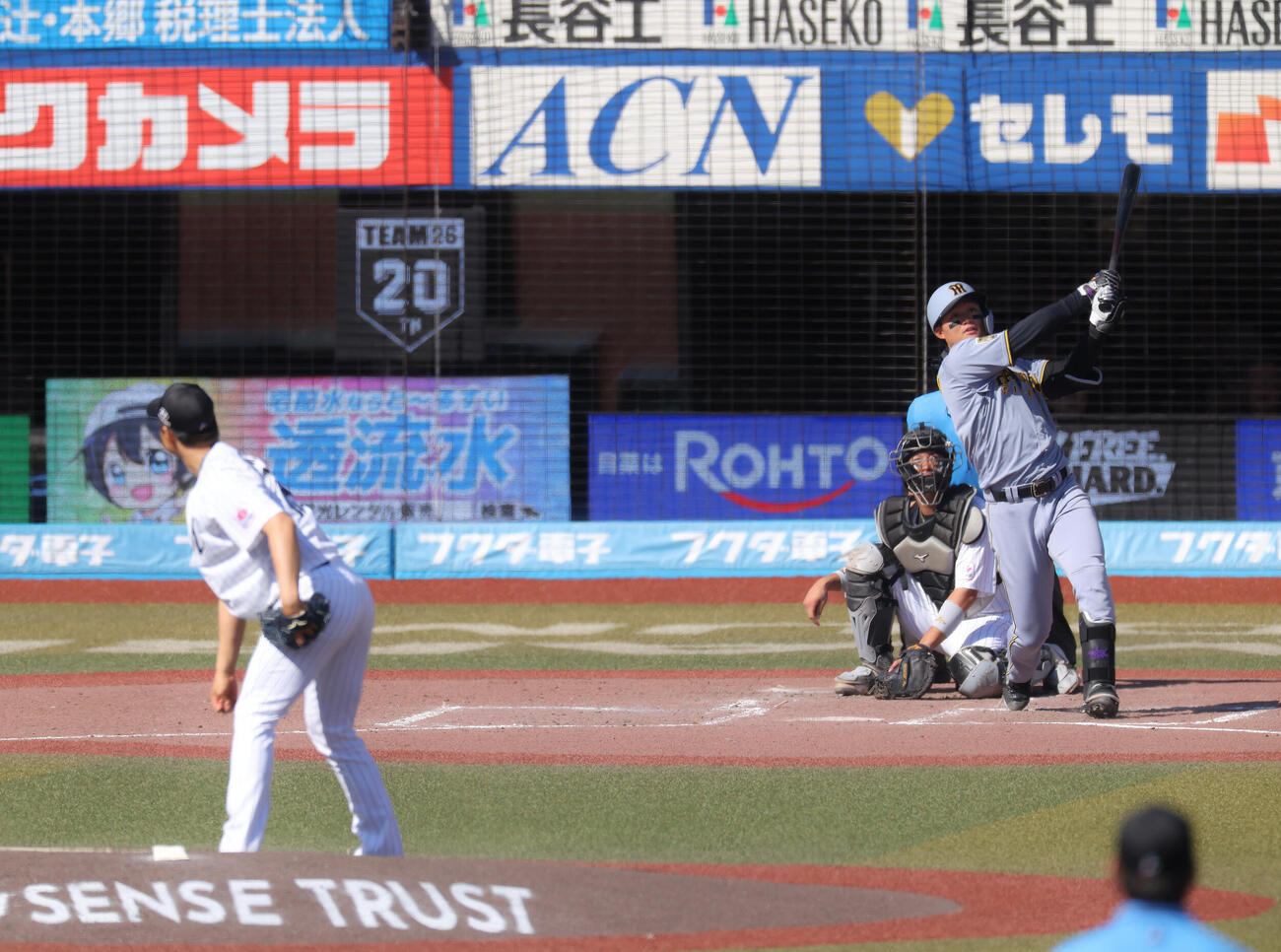 ロッテ対阪神　5回表阪神2死、ソロ本塁打を放つ森下翔太。投手唐川侑己（撮影・河田真司）