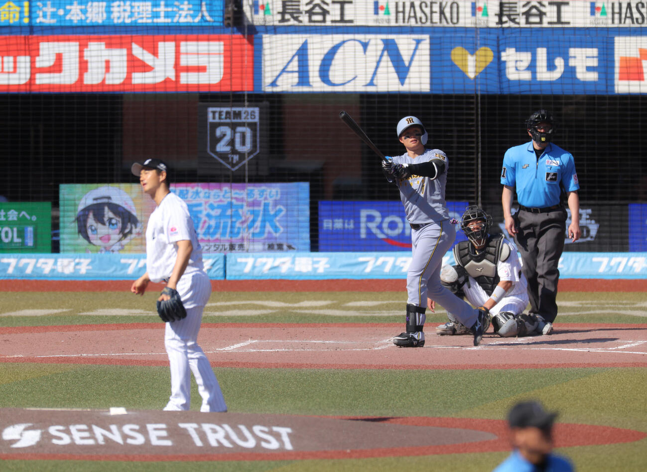 ロッテ対阪神　5回表阪神2死、ソロ本塁打を放つ森下翔太。投手唐川侑己（撮影・河田真司）