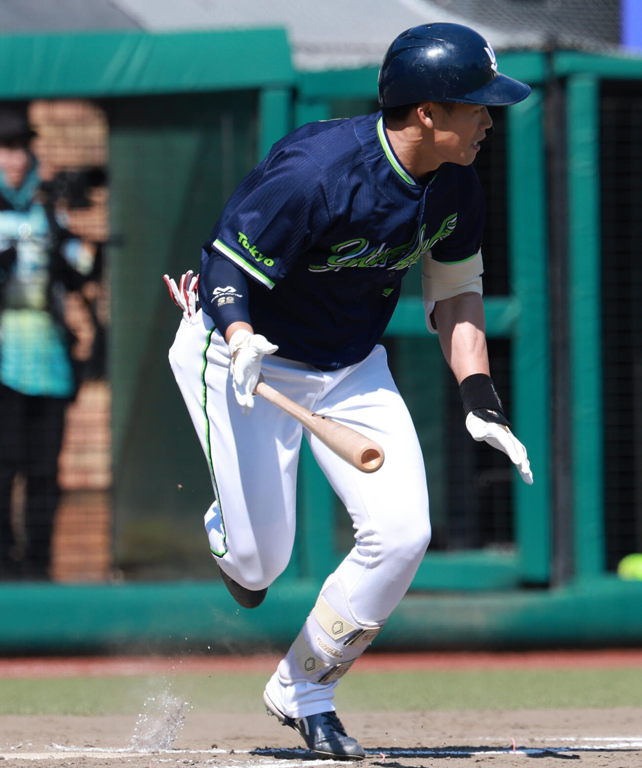 交流戦　楽天対ヤクルト　4回表ヤクルト1死、二塁打を放つ塩見泰隆（撮影・水谷安孝）