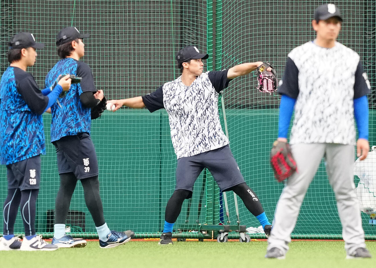 交流戦　西武対DeNA　試合前練習でキャッチボールするDeNA尾形崇斗（左から3人目）（撮影・江口和貴）