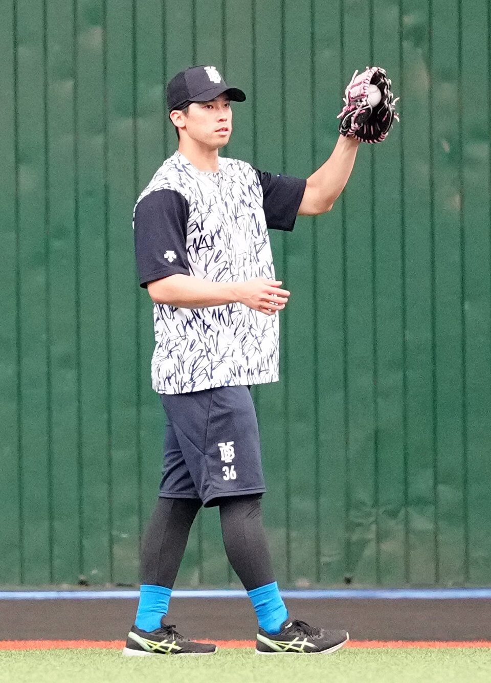 交流戦　西武対DeNA　試合前練習でキャッチボールするDeNA尾形崇斗（撮影・江口和貴）