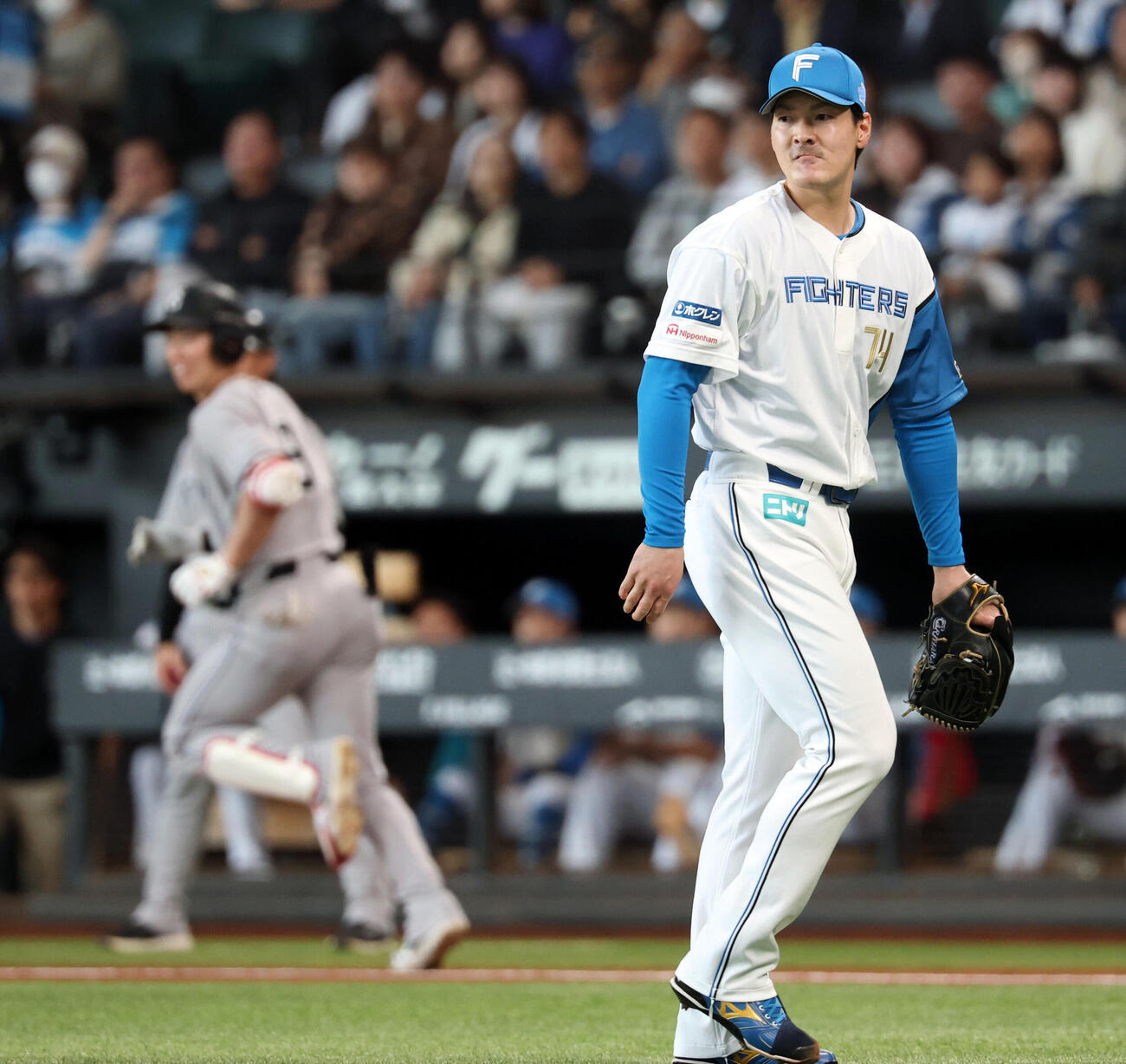 日本ハム対巨人　1回表巨人1死二塁、松本剛（後方）に先制適時二塁打を許した有原航平（撮影・浅見桂子）