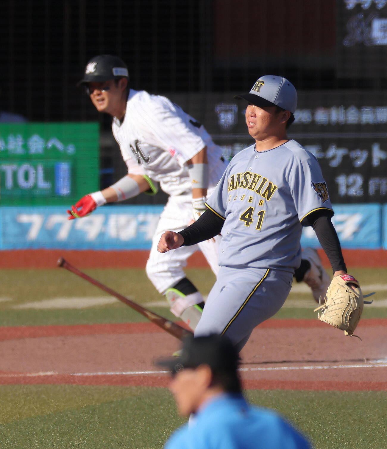 ロッテ対阪神　8回裏ロッテ1死一塁、佐藤都志也に右前打を浴びる村上頌樹（撮影・河田真司）