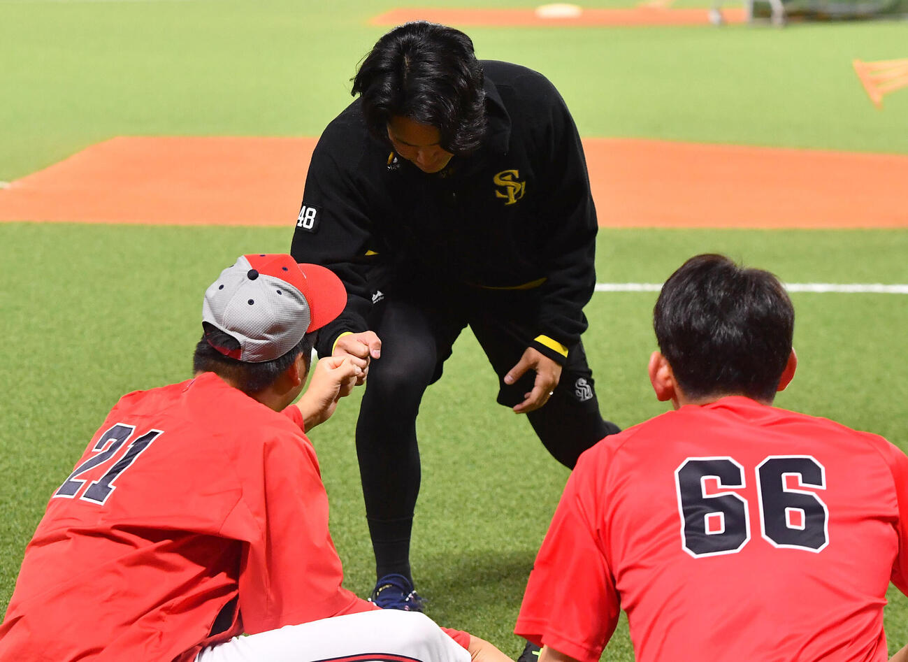 ソフトバンク対広島　試合前、広島中崎翔太（左）にあいさつするソフトバンク藤井皓哉（撮影・岩下翔太）