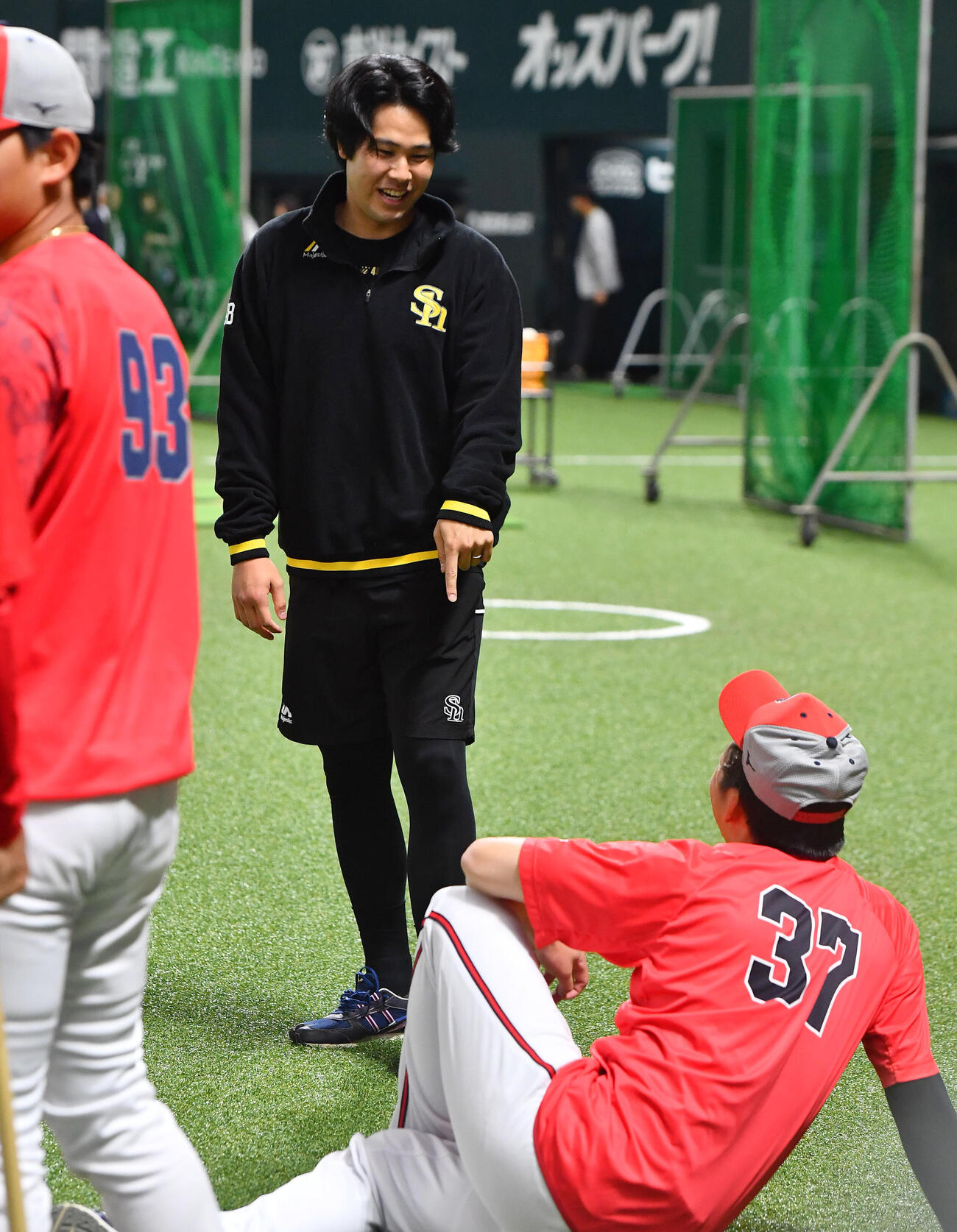 ソフトバンク対広島　試合前、広島野間峻祥（右）と談笑するソフトバンク藤井皓哉（撮影・岩下翔太）