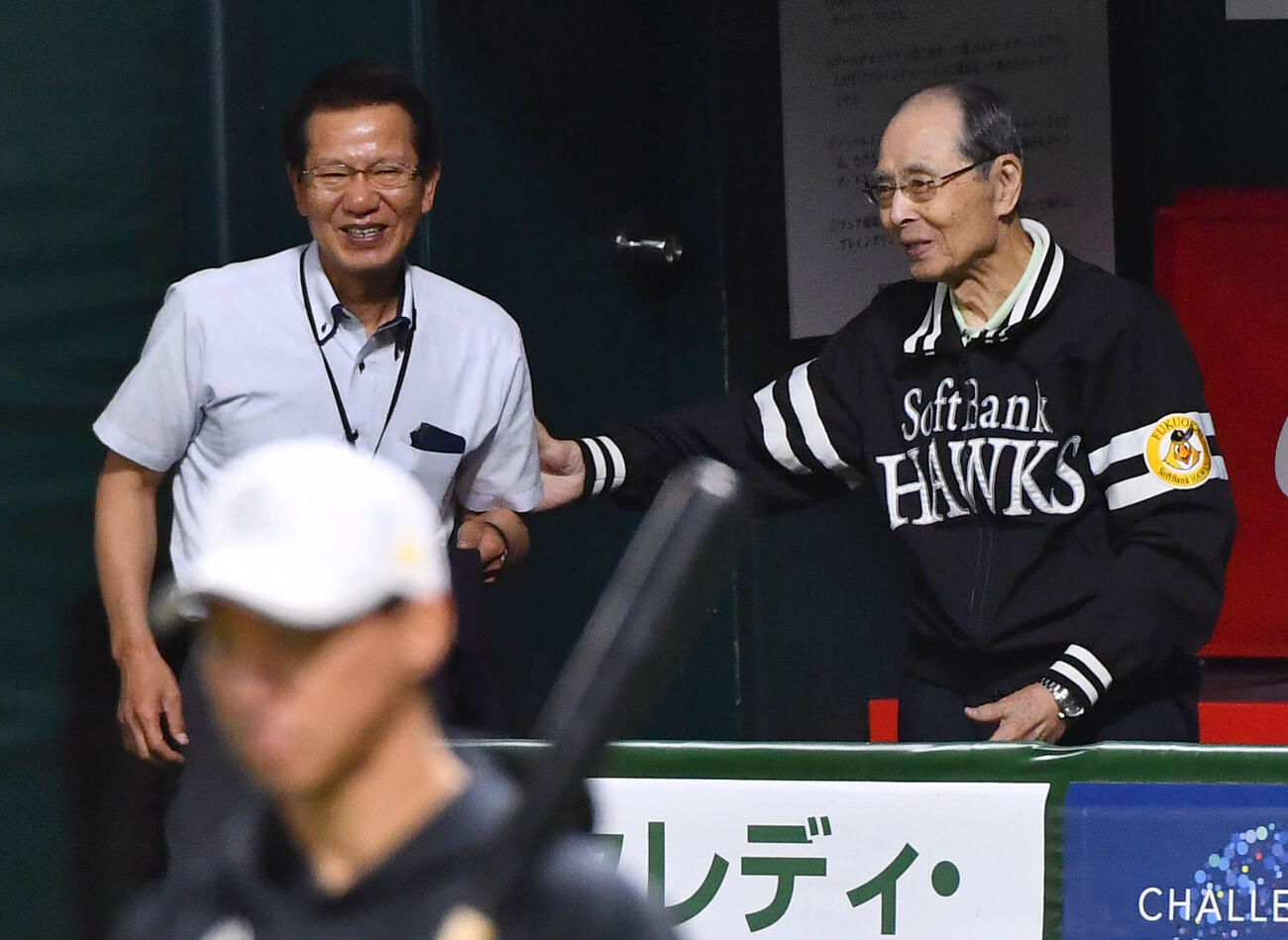 ソフトバンク対広島　試合前、大野豊氏（左）と笑顔で話すソフトバンク王貞治球団会長兼特別チームアドバイザー（撮影・岩下翔太）