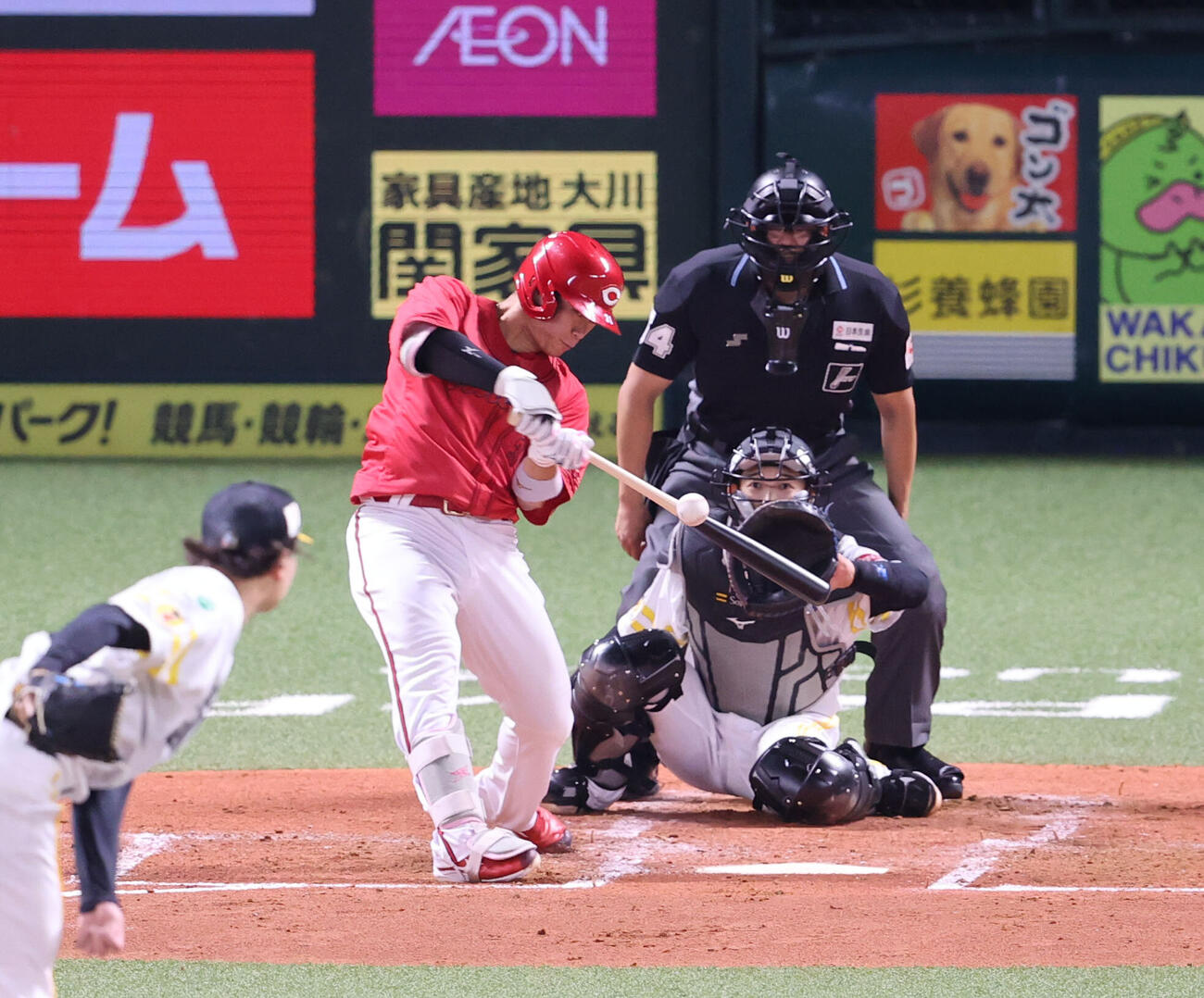 ソフトバンク対広島　3回表広島2死一塁、坂倉将吾は勝ち越しとなる右越え適時二塁打を放つ（撮影・梅根麻紀）