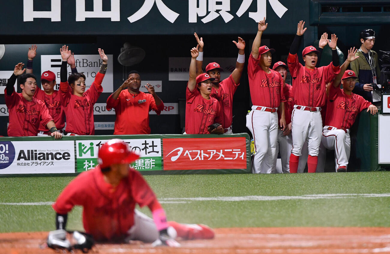 ソフトバンク対広島　3回表広島2死一塁、坂倉将吾が勝ち越しの適時二塁打を放ち、歓喜する広島ナイン（撮影・岩下翔太）