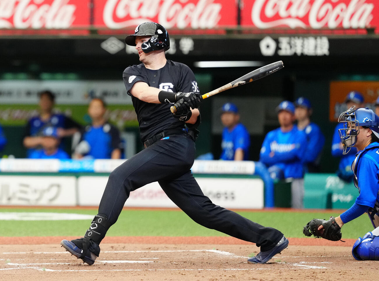 西武対DeNA 1回裏西武1死一、二塁、先制適時打を放つタイラー・ネビン（撮影・江口和貴）