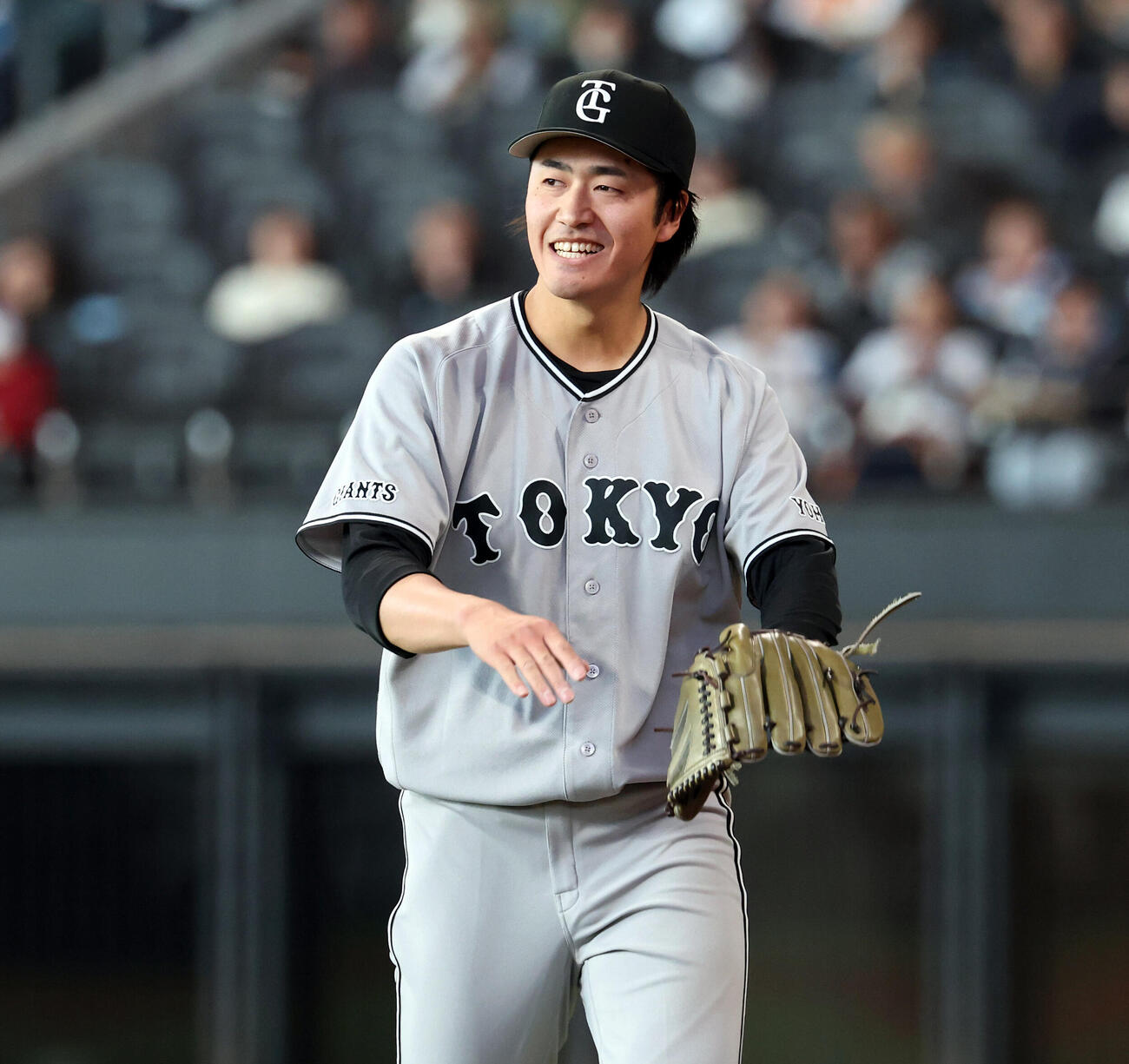 日本ハム対巨人　4回裏日本ハムの攻撃を抑え笑顔の西舘勇陽（撮影・浅見桂子）＝2026年5月29日
