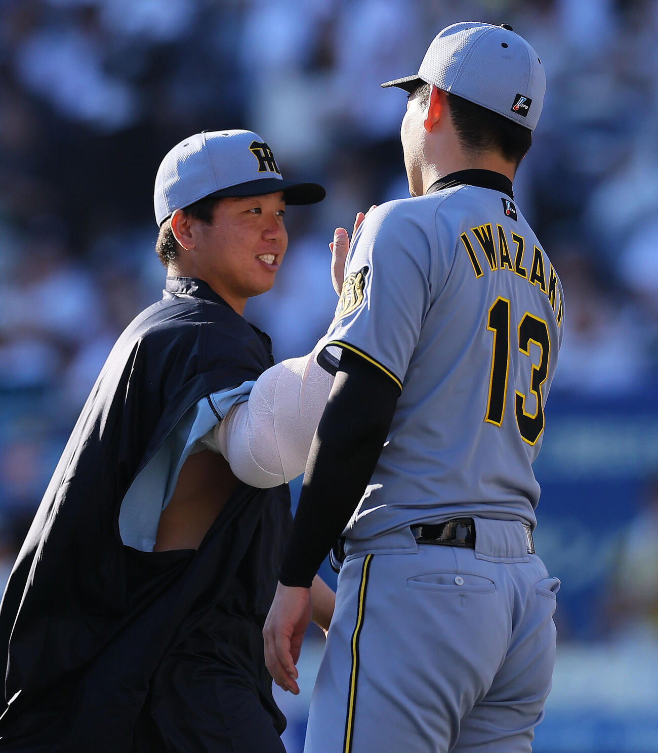 ロッテ対阪　ロッテに勝利し、岩崎優（右）とタッチを交わす阪神村上頌樹（撮影・藤尾明華）