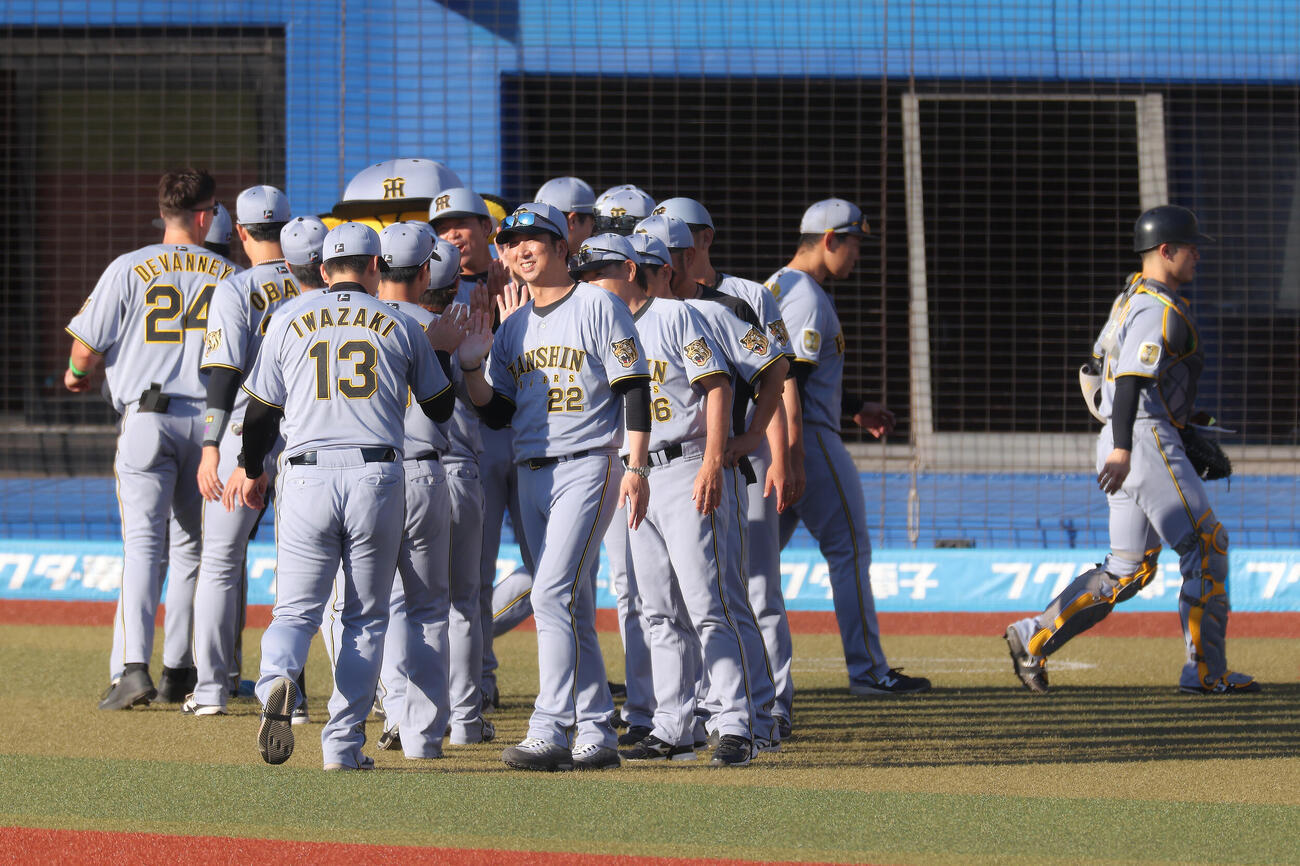 ロッテ対阪神　ロッテに勝利し、岩崎優（手前左）らナインを迎える藤川球児監督（撮影・河田真司）