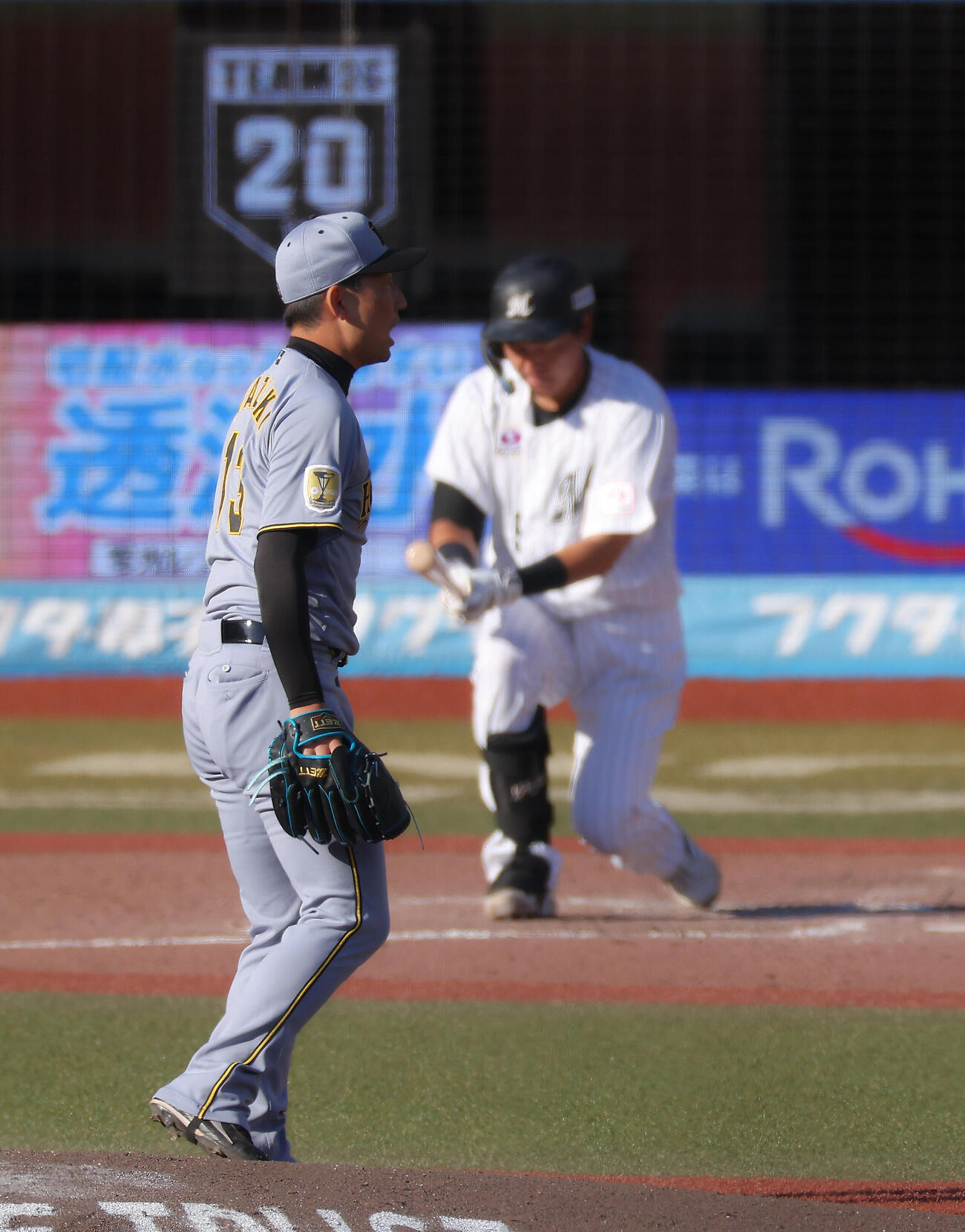 ロッテ対阪神　8回裏ロッテ2死一、二塁、安田尚憲を空振り三振に抑える岩崎優（撮影・河田真司）