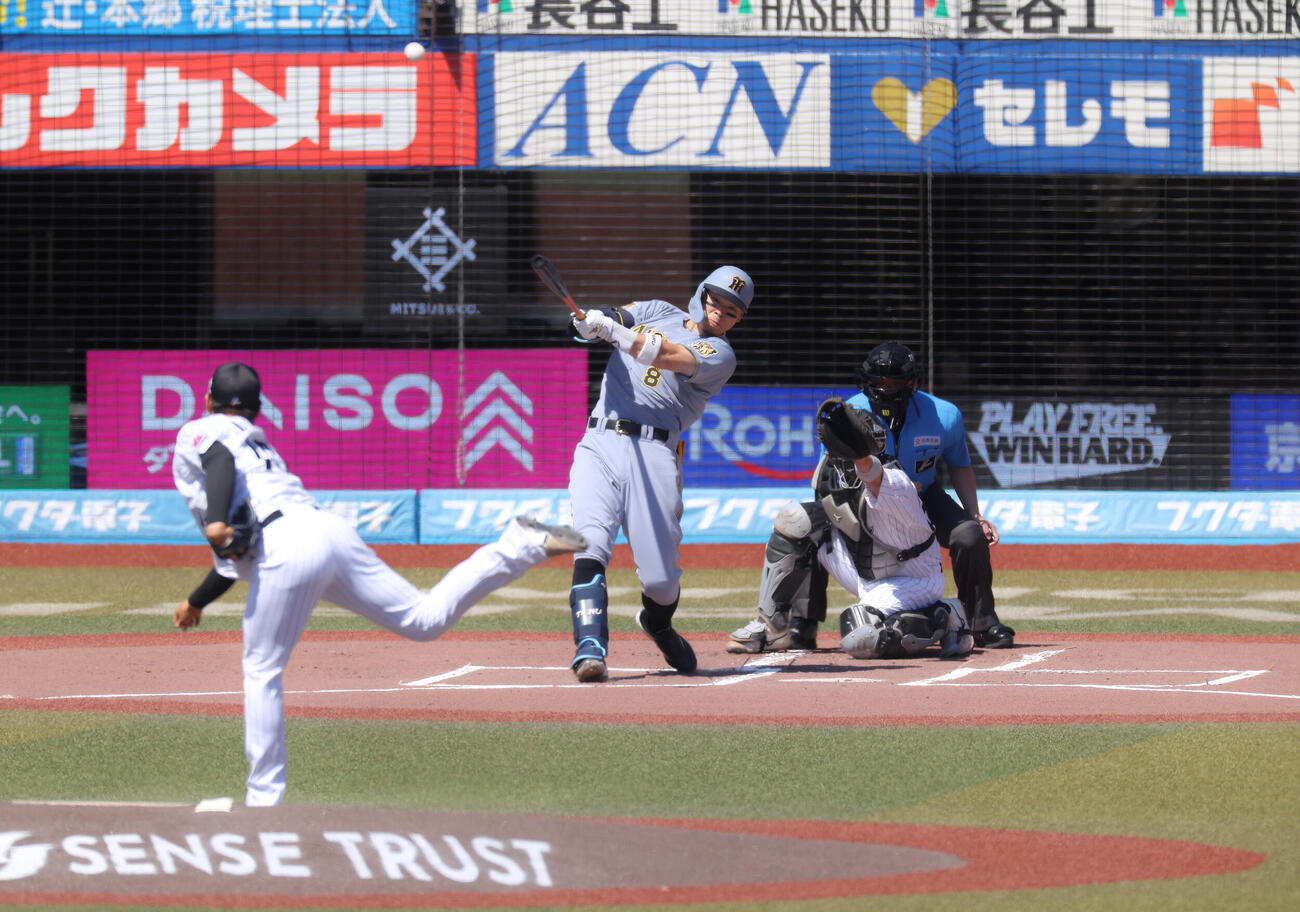 ロッテ対阪神　1回表阪神2死、右越え先制ソロ本塁打を放つ佐藤輝明。投手唐川侑己（撮影・河田真司）