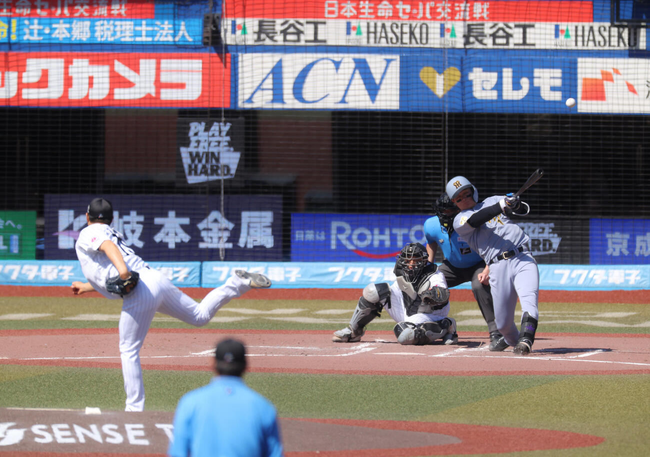 ロッテ対阪神　3回表阪神2死一塁、左越え2点本塁打を放つ森下翔太。投手唐川侑己（撮影・河田真司）