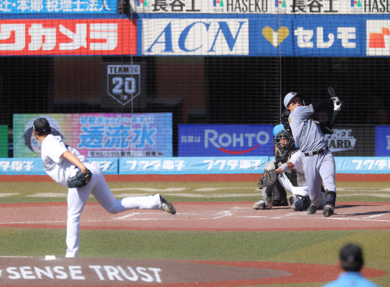 ロッテ対阪神　5回表阪神2死、ソロ本塁打を放つ森下翔太。投手唐川侑己（撮影・河田真司）