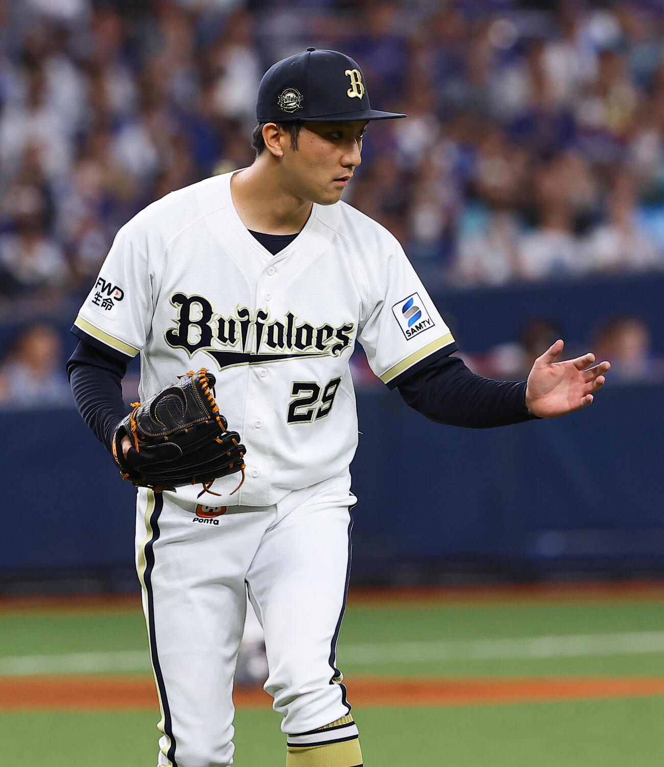 オリックス対中日　6回表中日2死二塁、細川成也を遊ゴロに抑えグラブをたたく田嶋大樹（撮影・上田博志）