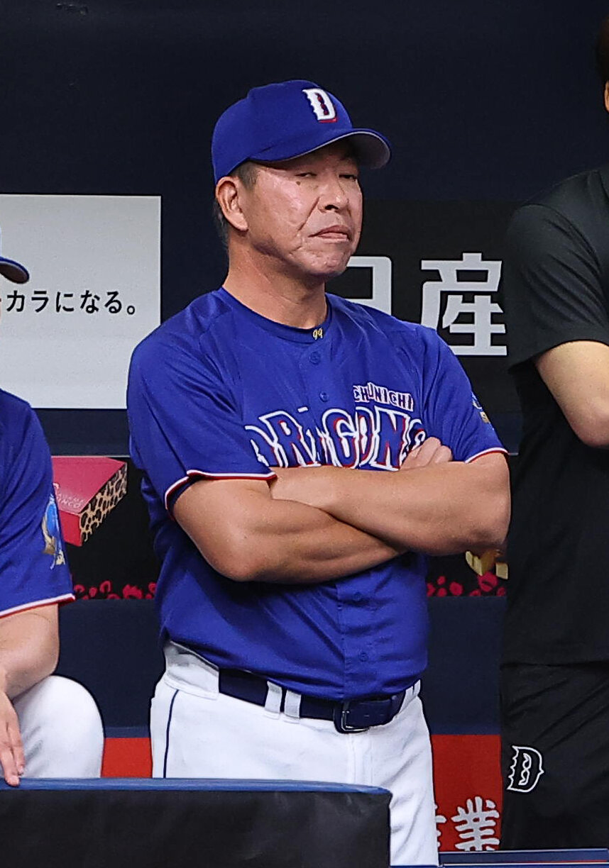 オリックス対中日　ベンチで厳しい表情を見せる井上一樹監督（撮影・上田博志）