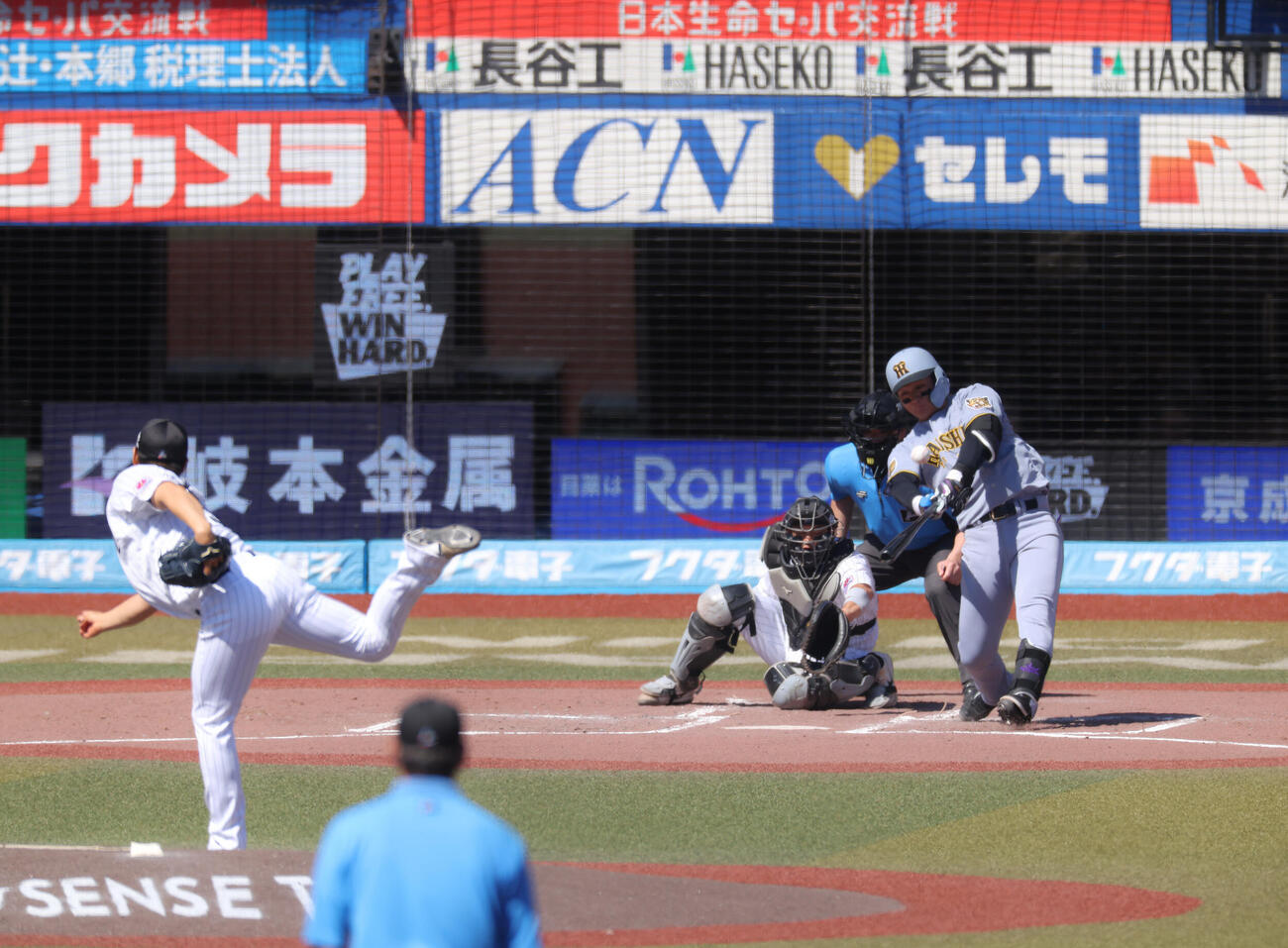ロッテ対阪神　3回表阪神2死一塁、左越え2点本塁打を放つ森下翔太。投手唐川侑己（撮影・河田真司）