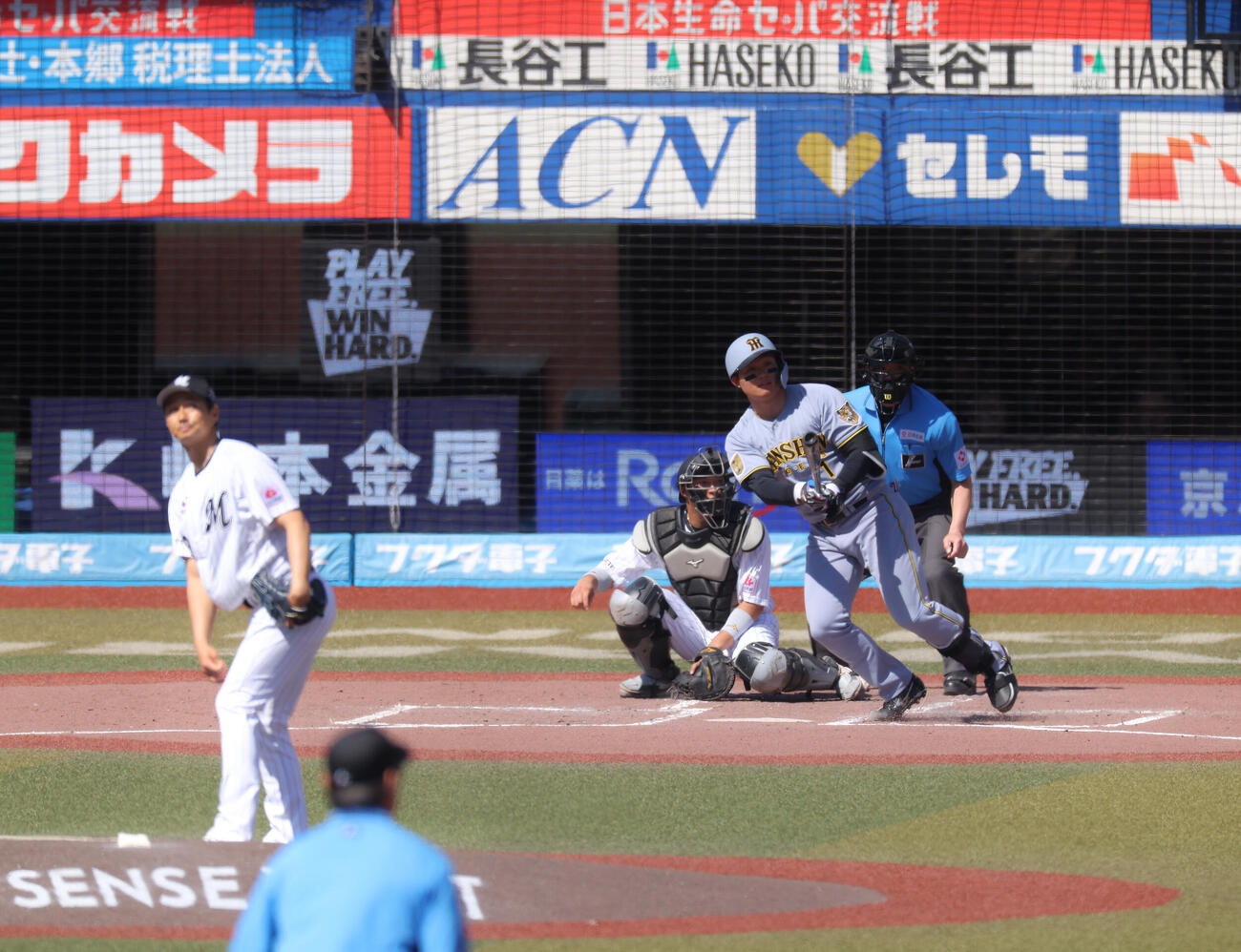 ロッテ対阪神　3回表阪神2死一塁、左越え2点本塁打を放つ森下翔太。投手唐川侑己（撮影・河田真司）
