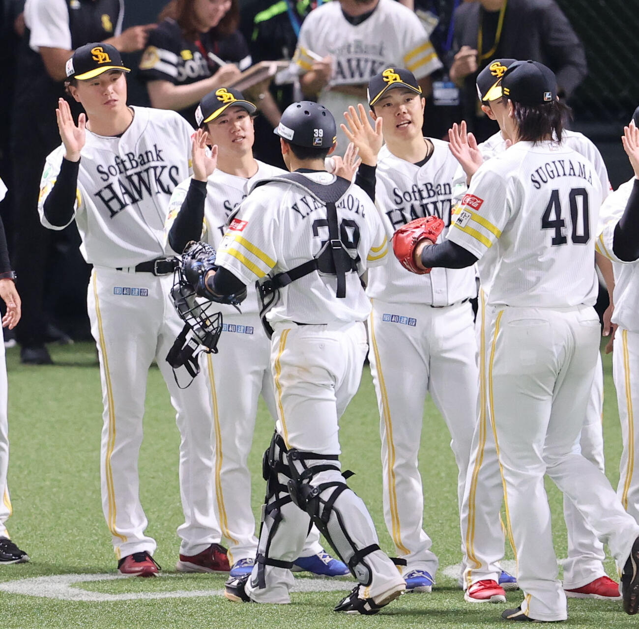 ソフトバンク対広島　広島に連勝したソフトバンクナインはベンチのナインとハイタッチ（撮影・梅根麻紀）