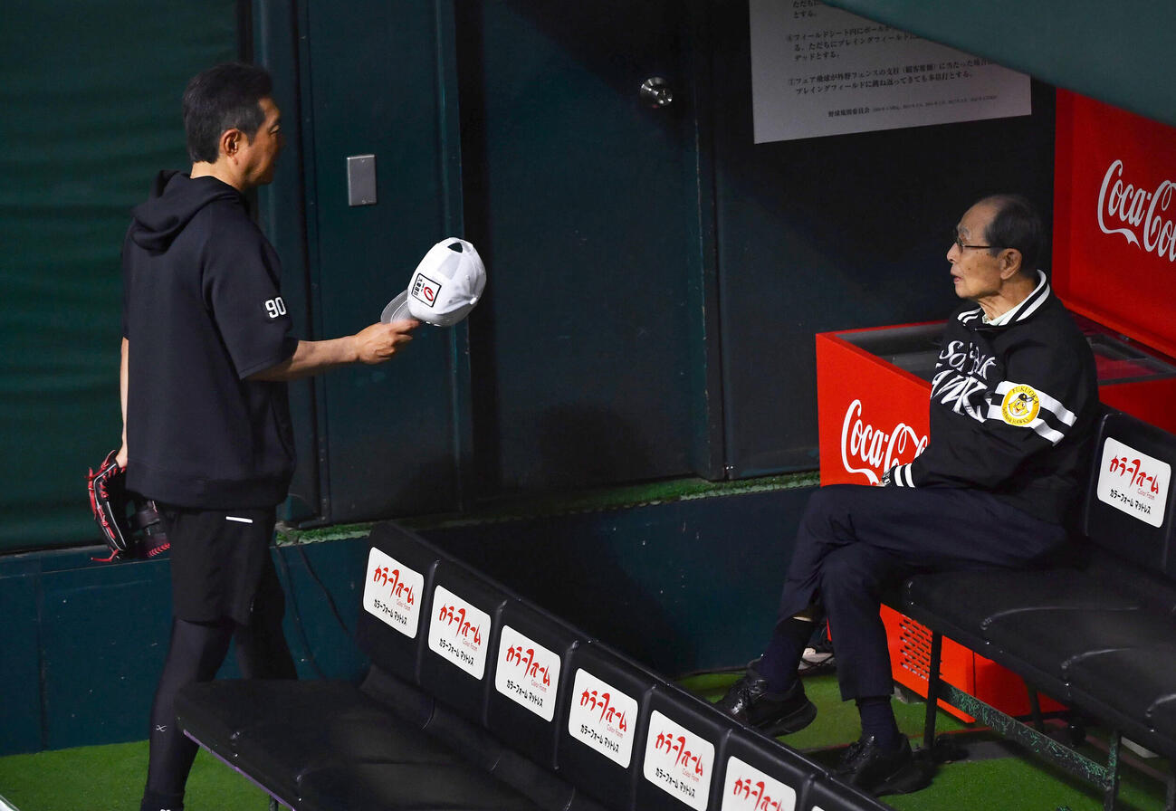 ソフトバンク対広島　試合前、王貞治球団会長兼特別チームアドバイザー（右）にあいさつするソフトバンク小久保裕紀監督（撮影・岩下翔太）