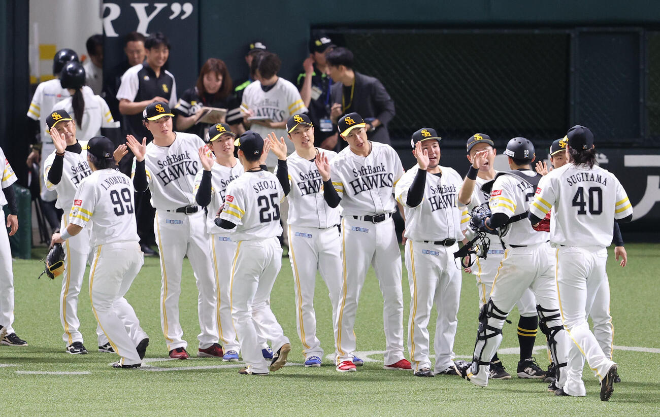 ソフトバンク対広島　広島に連勝したソフトバンクナインはベンチのナインとハイタッチ（撮影・梅根麻紀）