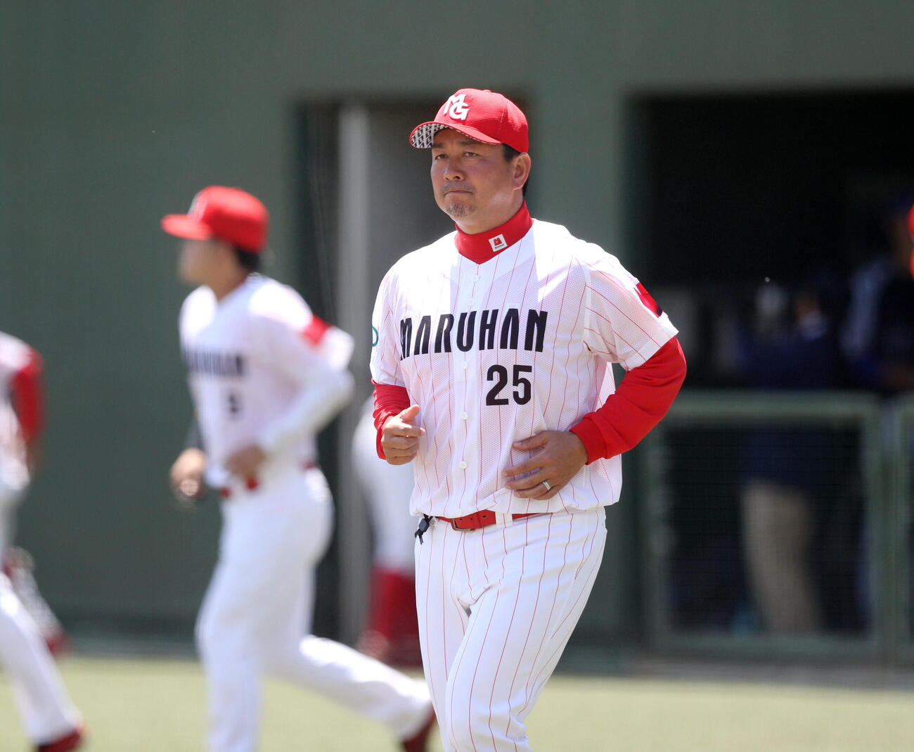 大崎トリプルクラウン対マルハン北日本カンパニー　試合後のあいさつに向かうマルハン北日本カンパニー・館山昌平監督（撮影・木村有優）