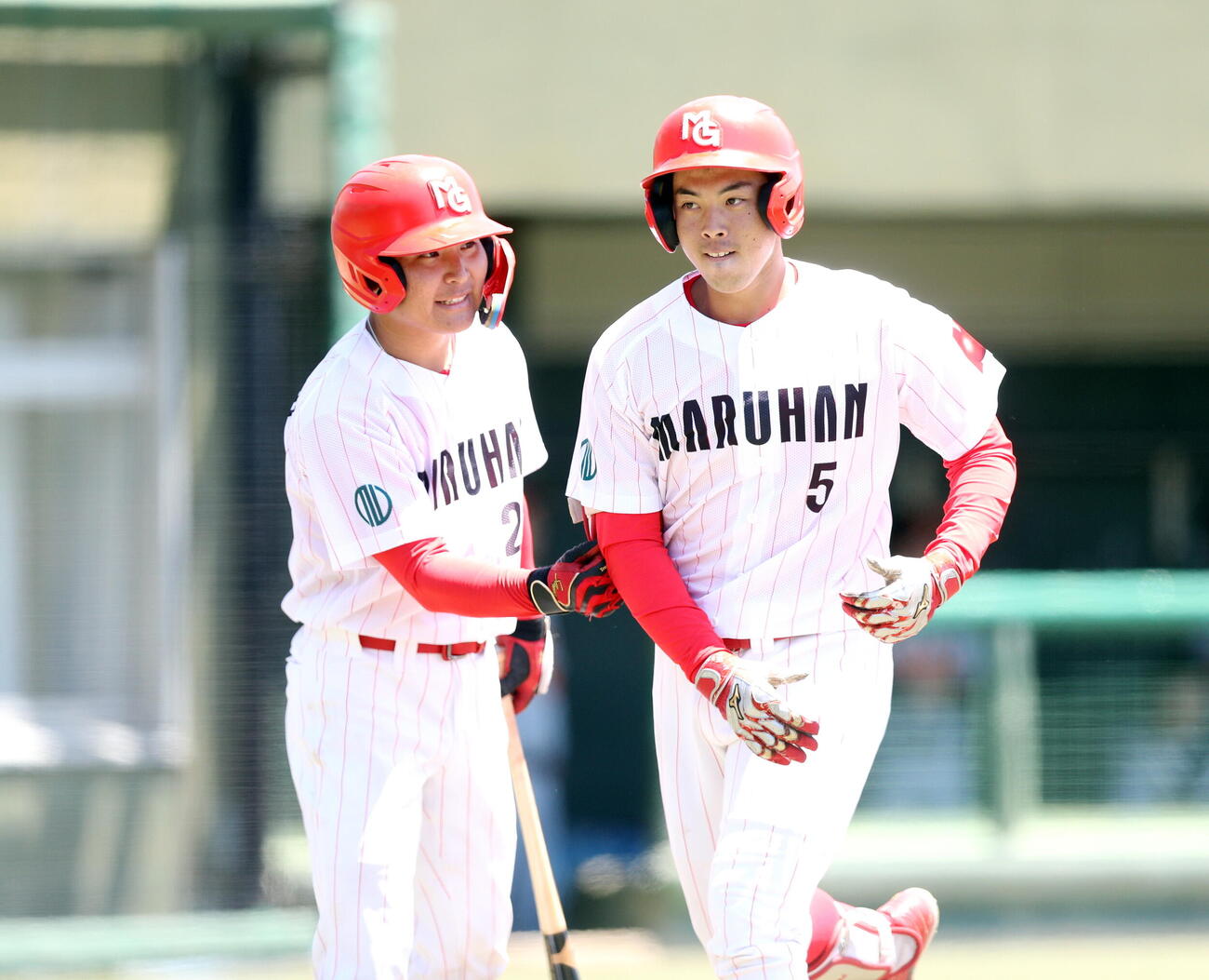 大崎トリプルクラウン対マルハン北日本カンパニー　2回裏1死二塁、右越え本塁打を放ち、タッチするマルハン北日本カンパニー・千代松広大（右）（撮影・木村有優）