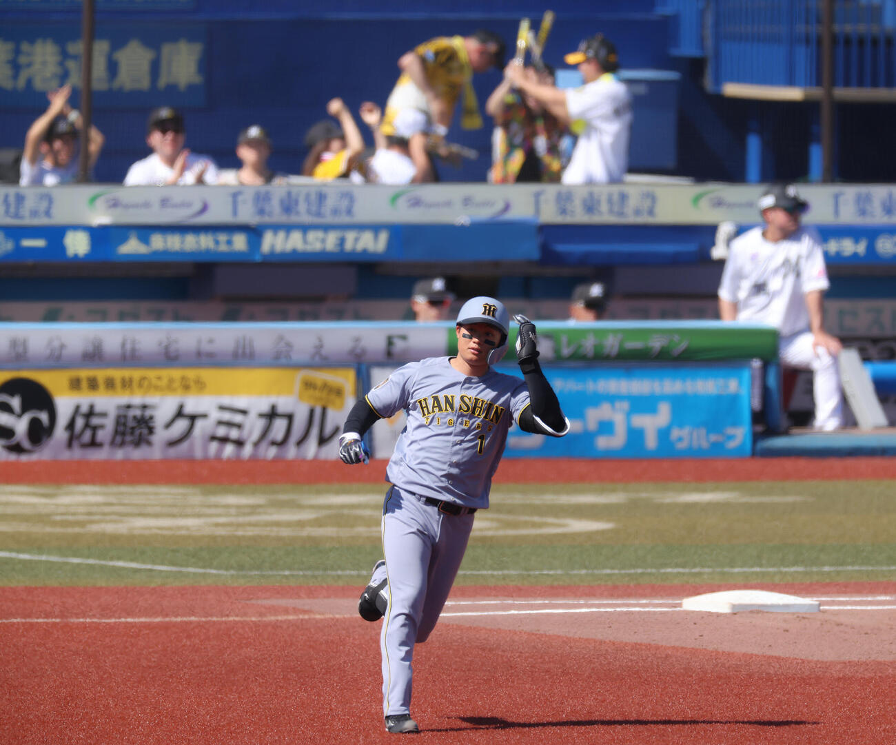 ロッテ対阪神　3回表阪神2死一塁、左越え2点本塁打を放ちダイヤモンドを回る森下翔太（撮影・河田真司）