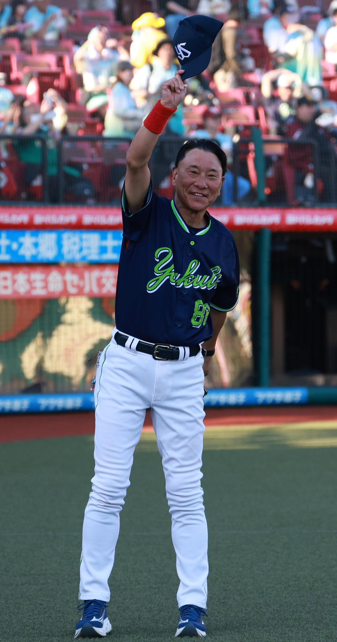 交流戦　楽天対ヤクルト　連勝を決めファンにあいさつするヤクルト池山隆寛監督（撮影・水谷安孝）