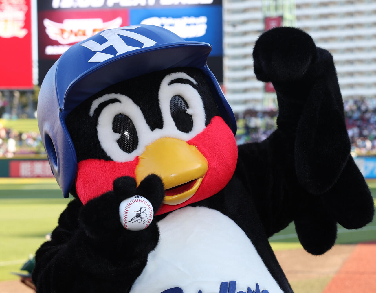 交流戦　楽天対ヤクルト　連勝を決め塩見泰隆のサインボールを手にアピールするつば九郎（撮影・水谷安孝）＝2026年5月30日