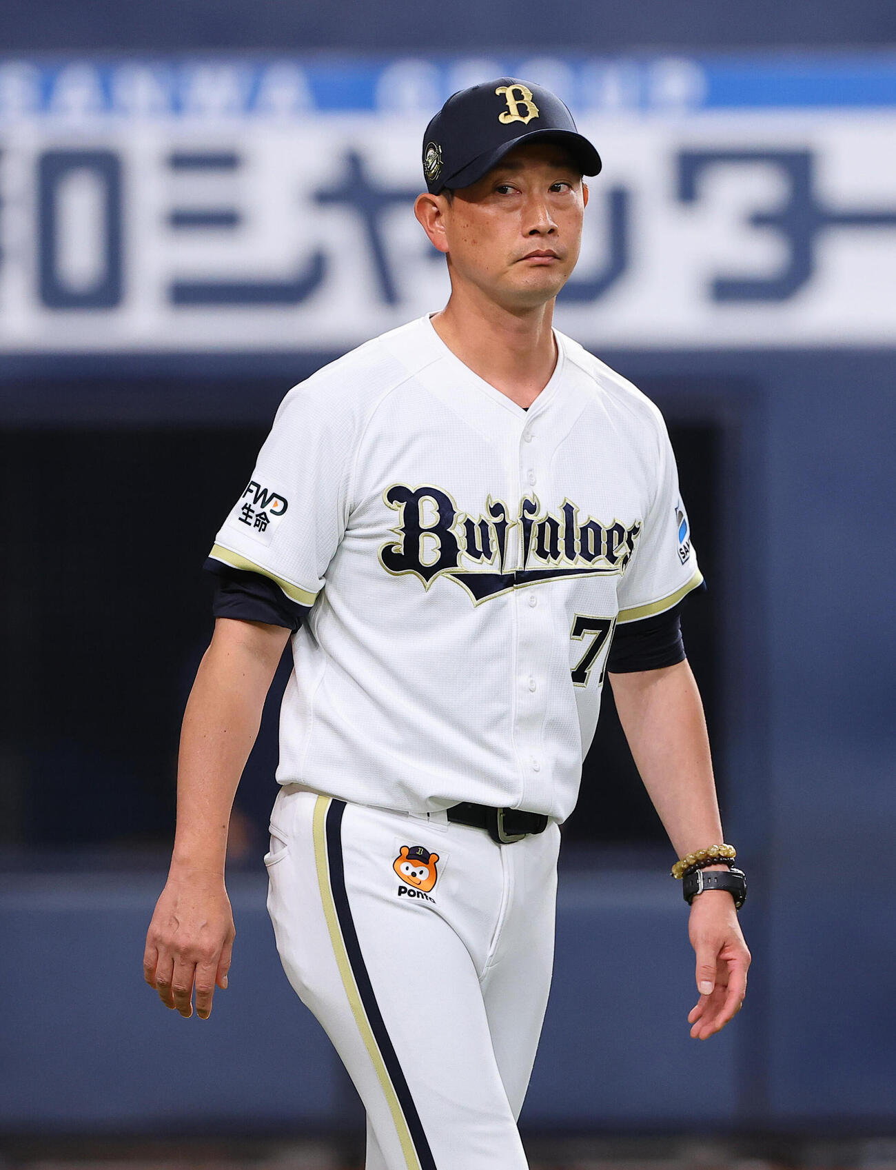 オリックス対中日　選手交代を告げる岸田護監督（撮影・上田博志）＝2026年5月30日