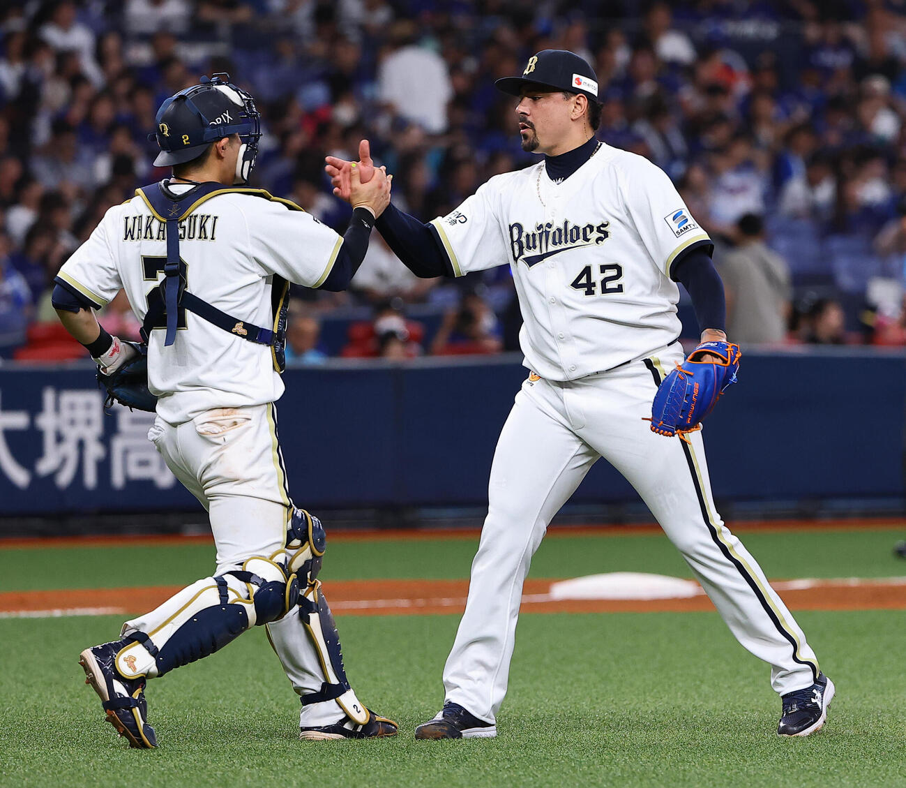 オリックス対中日　試合を締めたアンドレス・マチャド（右）は若月健矢と喜び合う（撮影・上田博志）